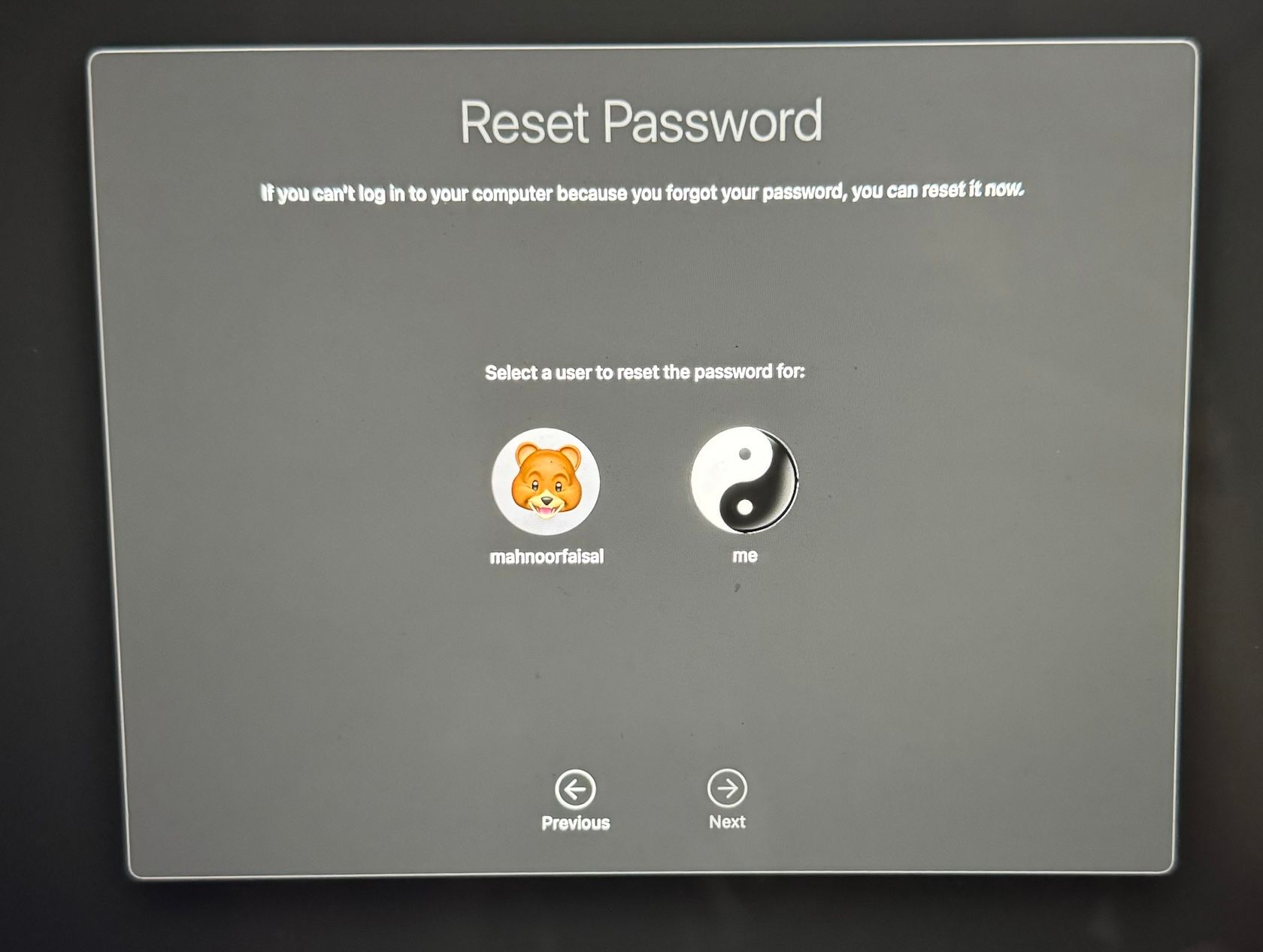 /pt/images/reset-password-screen-showing-different-users-on-mac.jpeg