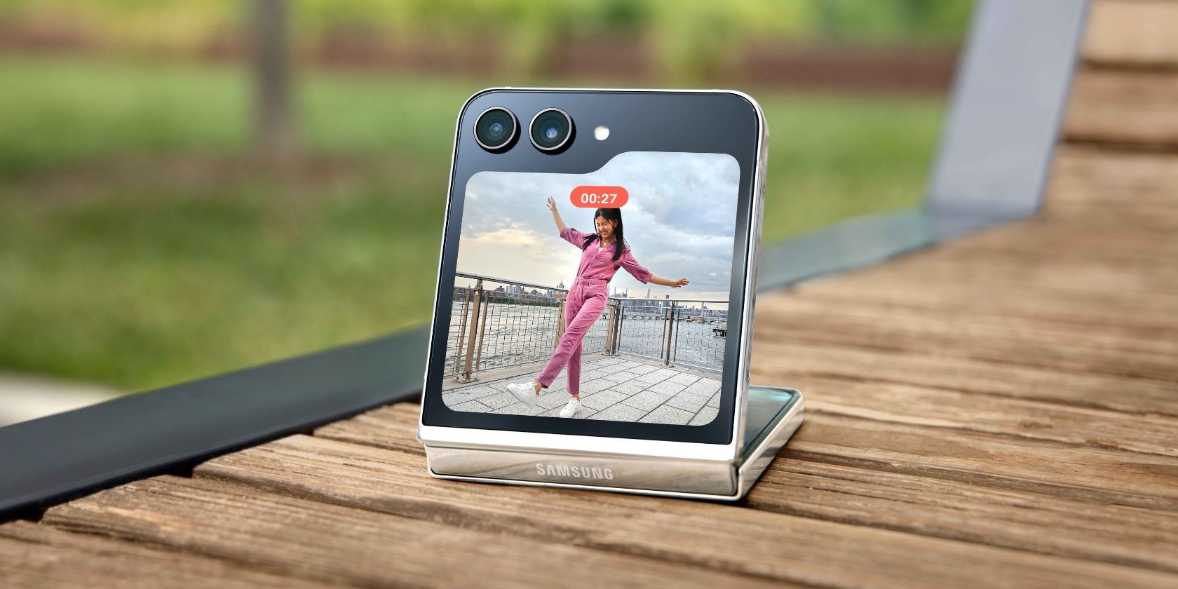 /pt/images/samsung-galaxy-z-flip-5-in-flex-mode-showing-cover-screen.jpg