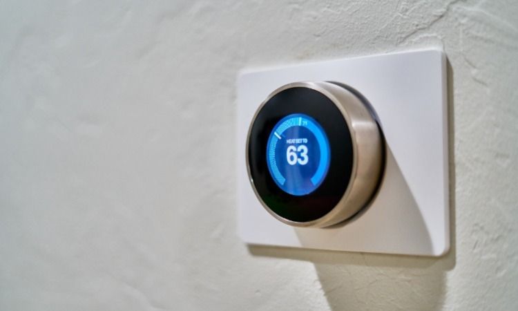 /pt/images/smart-thermostat-on-wall-set-to-63-degrees.jpg