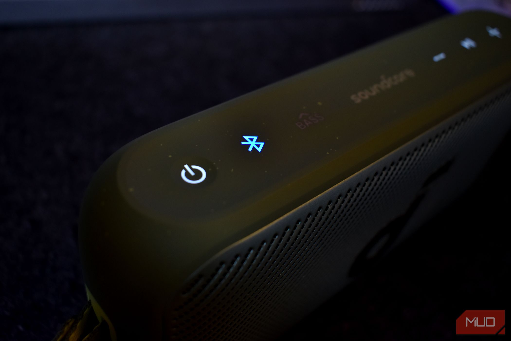 /pt/images/soundcore-motion-300-bluetooth-speaker-buttons-with-lights.jpg