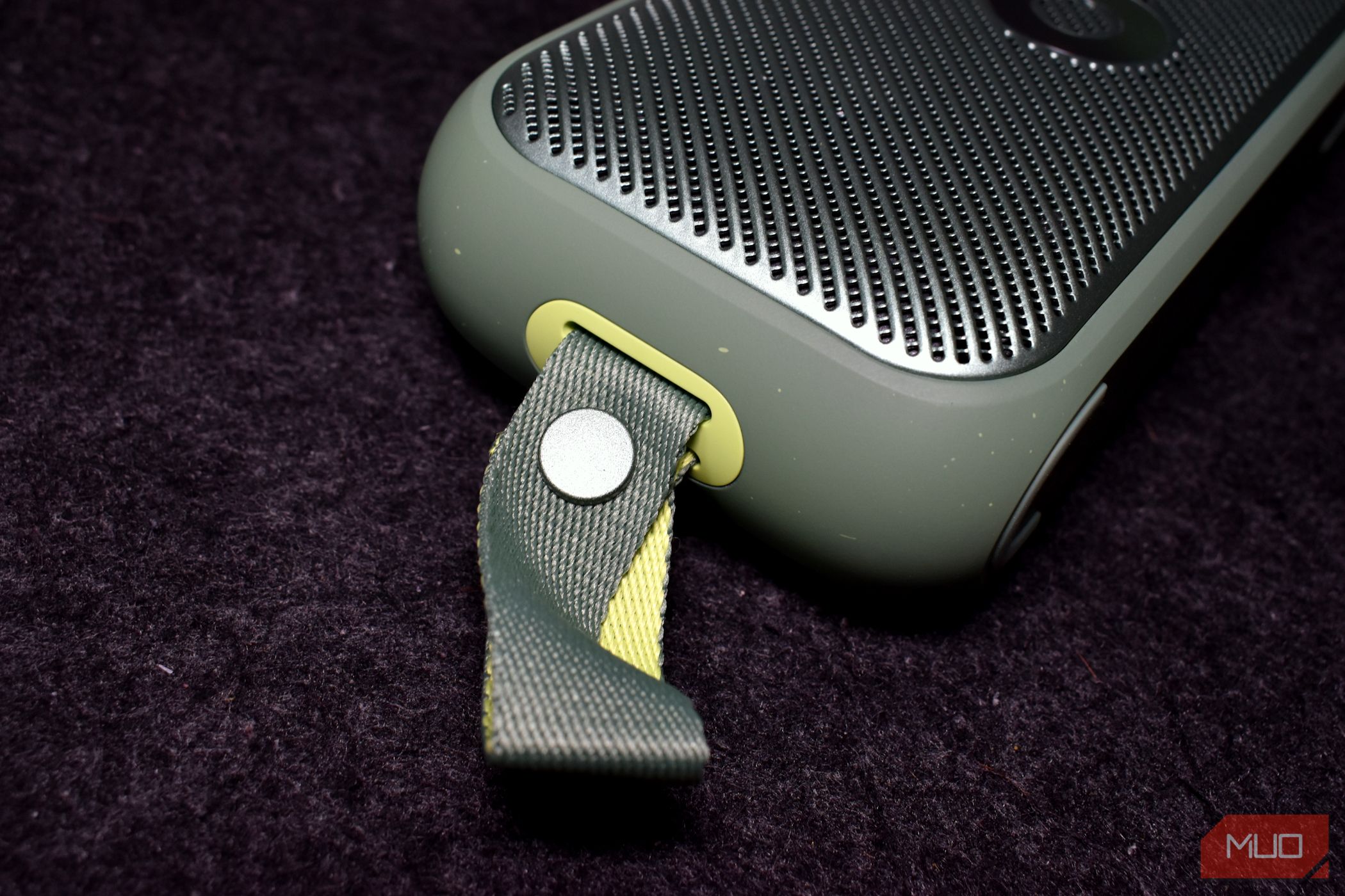 /pt/images/soundcore-motion-300-bluetooth-speaker-clip-off-carry-strap.jpg