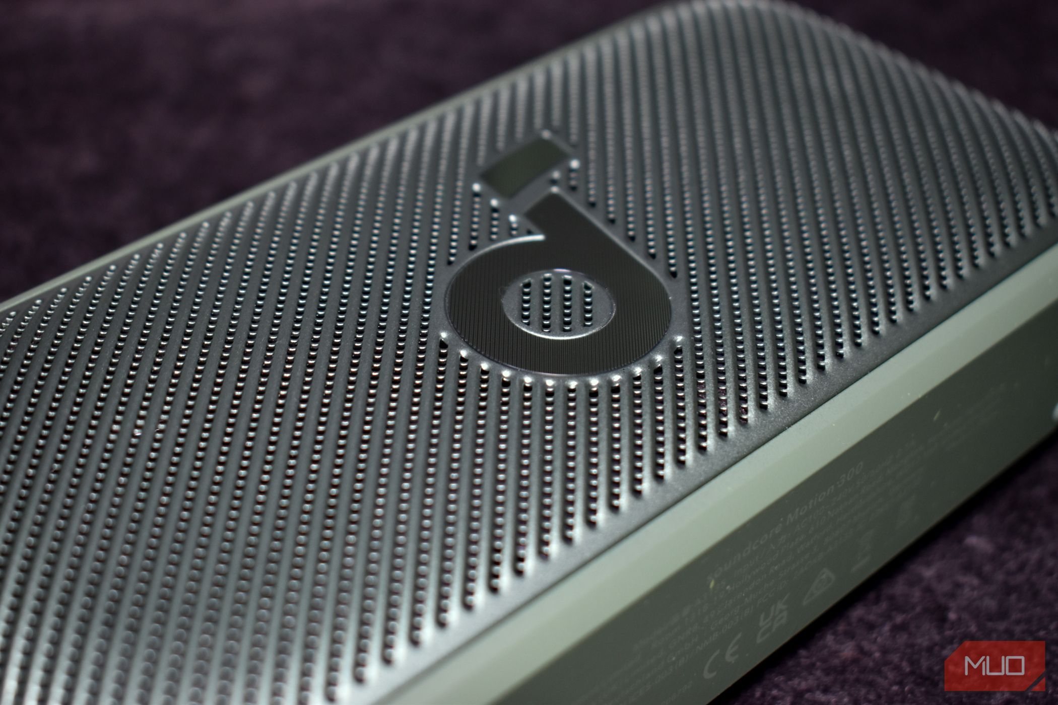 /pt/images/soundcore-motion-300-bluetooth-speaker-front-grille-with-logo.jpg