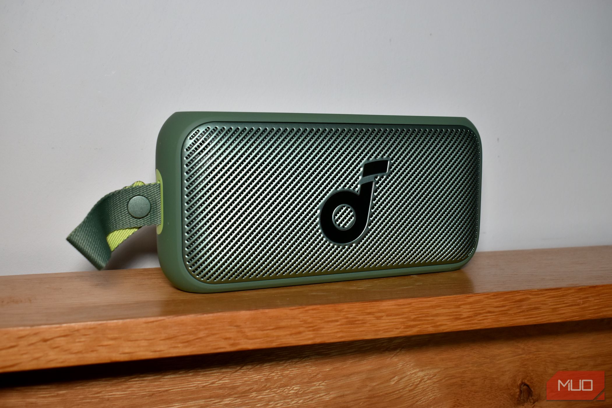 /pt/images/soundcore-motion-300-bluetooth-speaker-front-view-on-wooden-surface.jpg