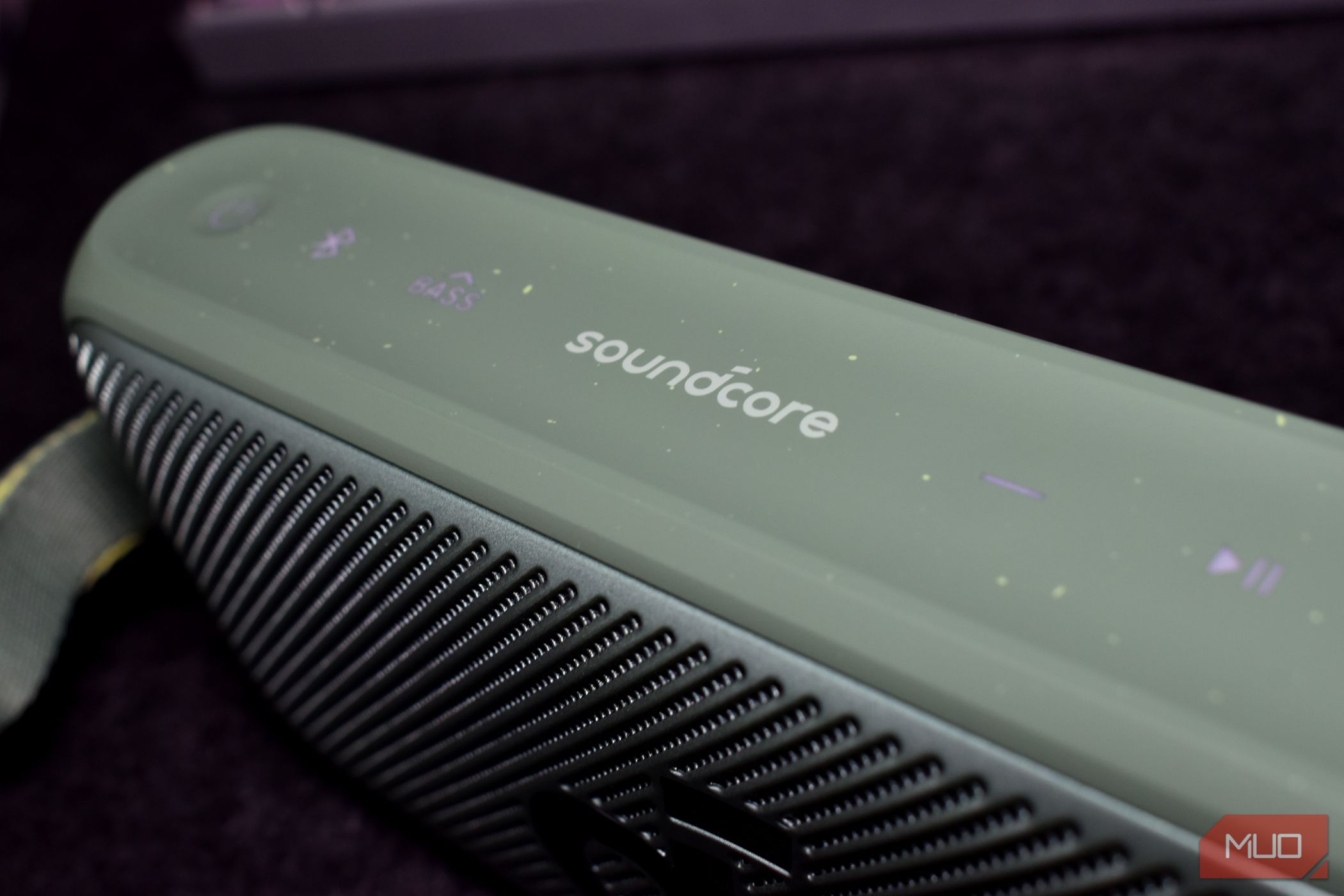 /pt/images/soundcore-motion-300-bluetooth-speaker-logo-and-buttons.jpg