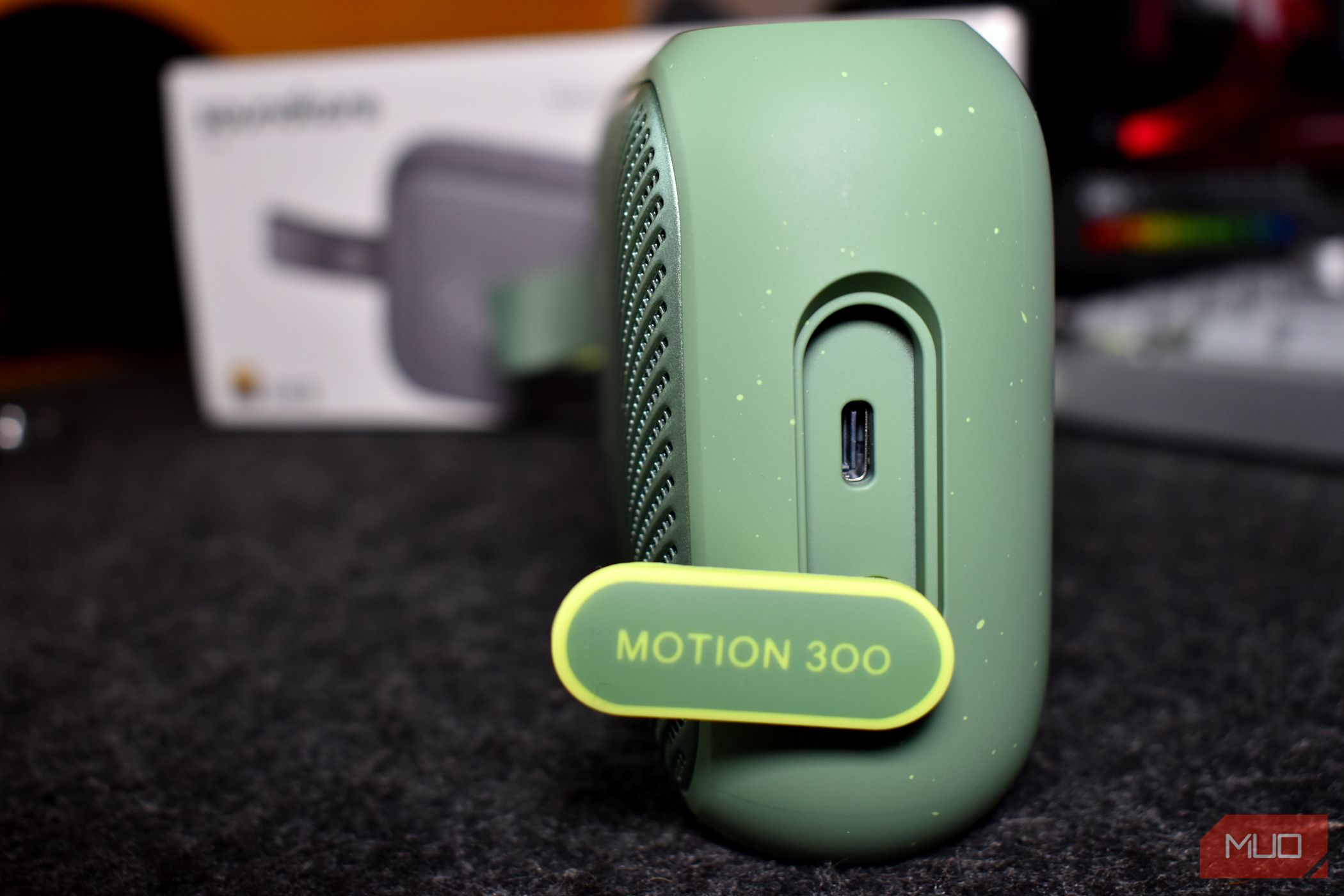 /pt/images/soundcore-motion-300-bluetooth-speaker-usb-c-charging-port.jpg