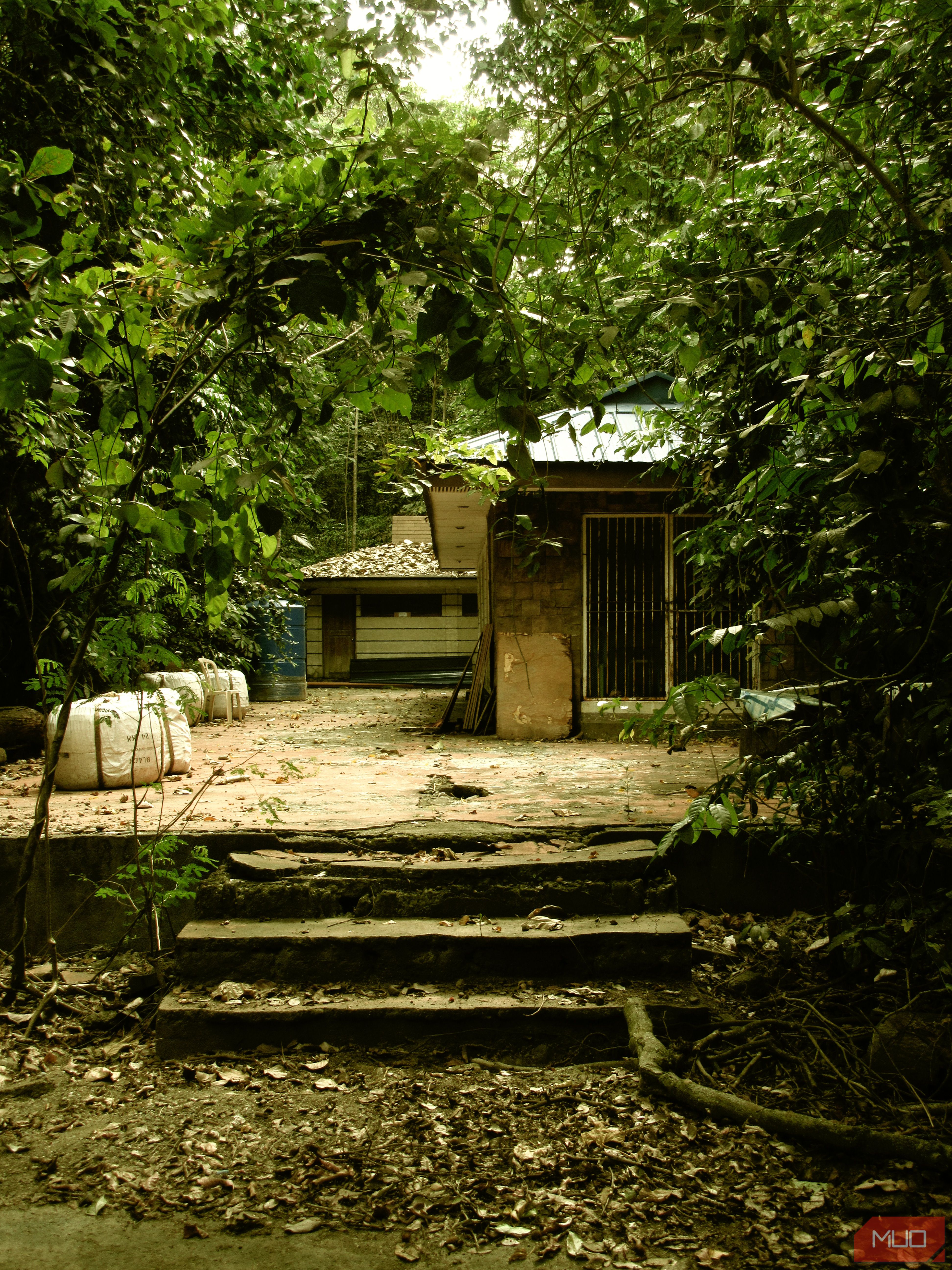 /pt/images/stairs-leading-to-a-shed-taken-with-a-digicam-1.JPG