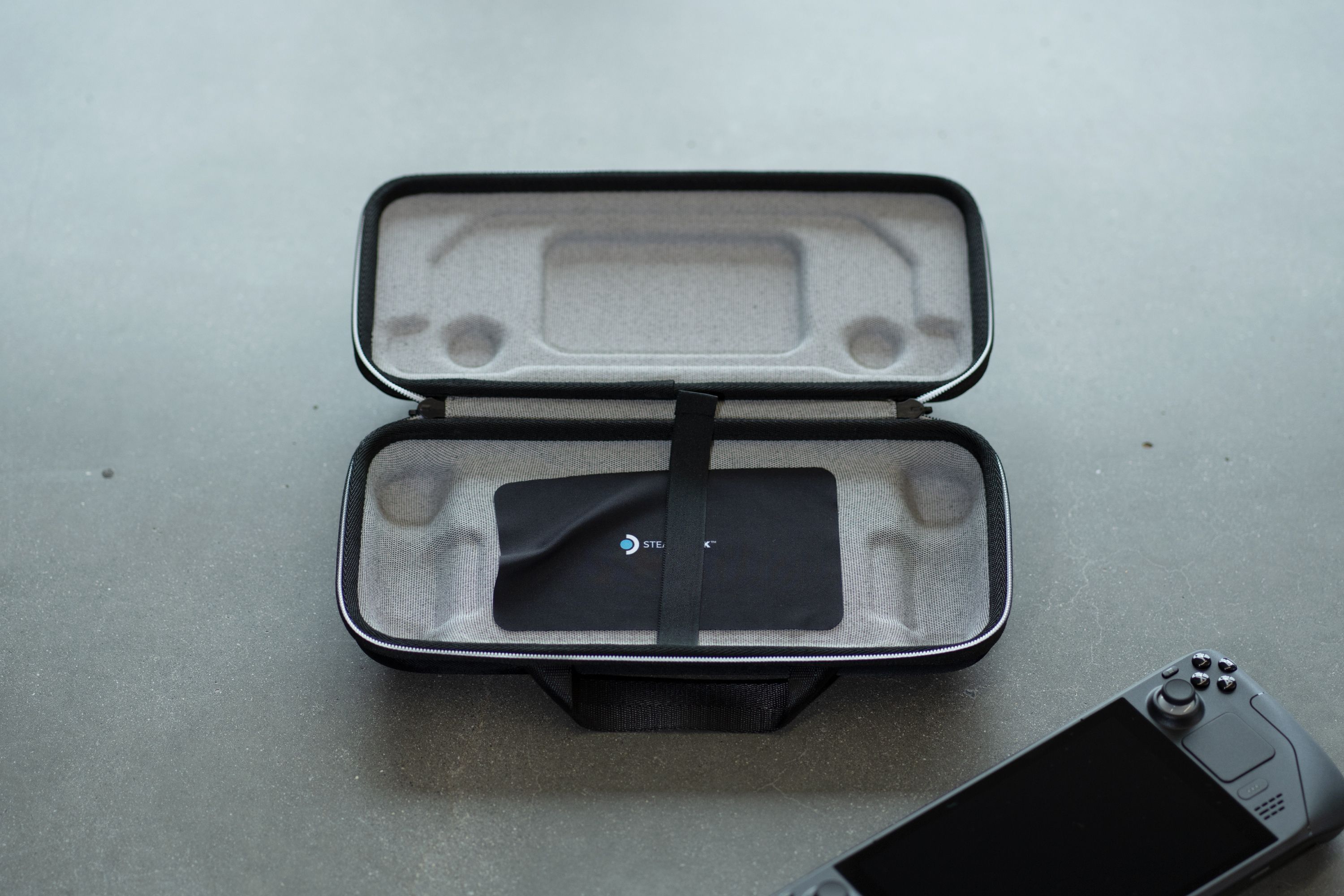 /pt/images/steam-deck-exclusive-carrying-case-open-with-cloth-inside.jpg