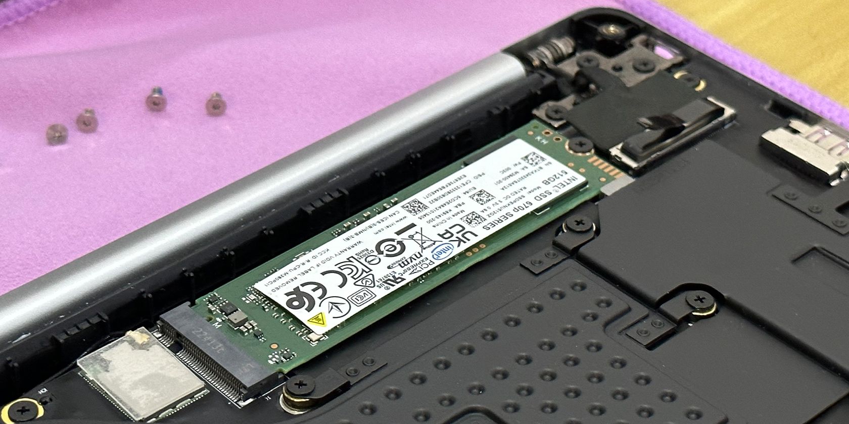 /pt/images/tecno-megabook-t1-ssd-slot-with-torx-screws-in-the-background-1.jpg
