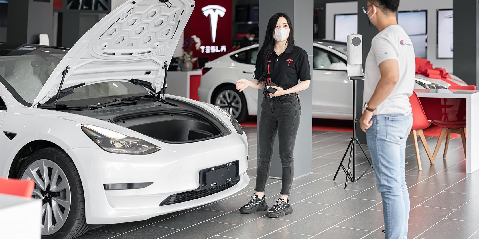 /pt/images/tesla-personnel-in-a-tesla-shop.jpg