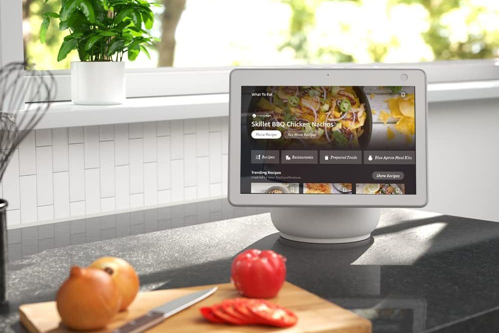 /pt/images/the-amazon-echo-show-10-sits-by-a-window-in-front-of-a-cutting-board.jpg