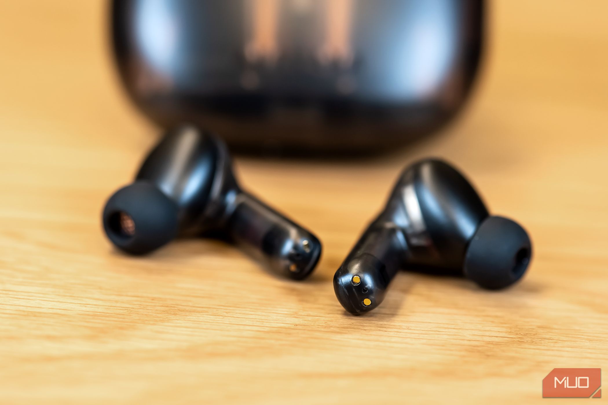 /pt/images/the-creative-aurvana-ace-2-earbuds-in-front-of-their-case-3jpg_53495731874_o.jpg