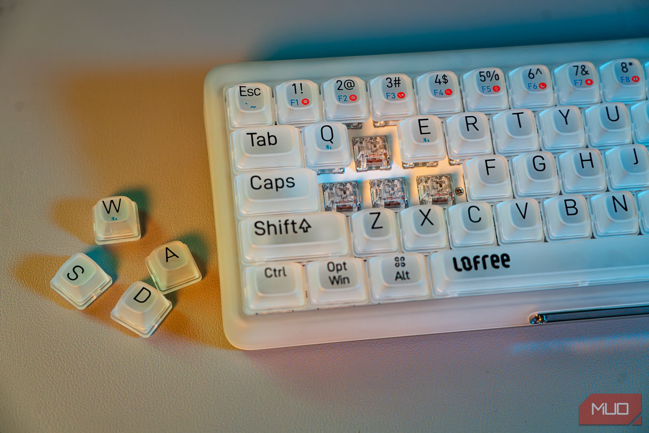 /pt/images/the-lofree-1-semi-transparent-mechanical-keyboard-with-some-of-the-keys-removedjpg_53543365339_o.jpg