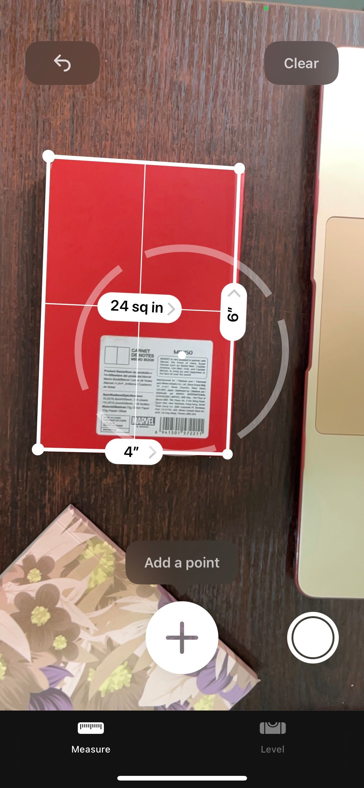 /pt/images/the-measure-app-on-the-iphone-accurately-gives-the-dimension-of-a-red-and-rectangular-notebook.jpeg