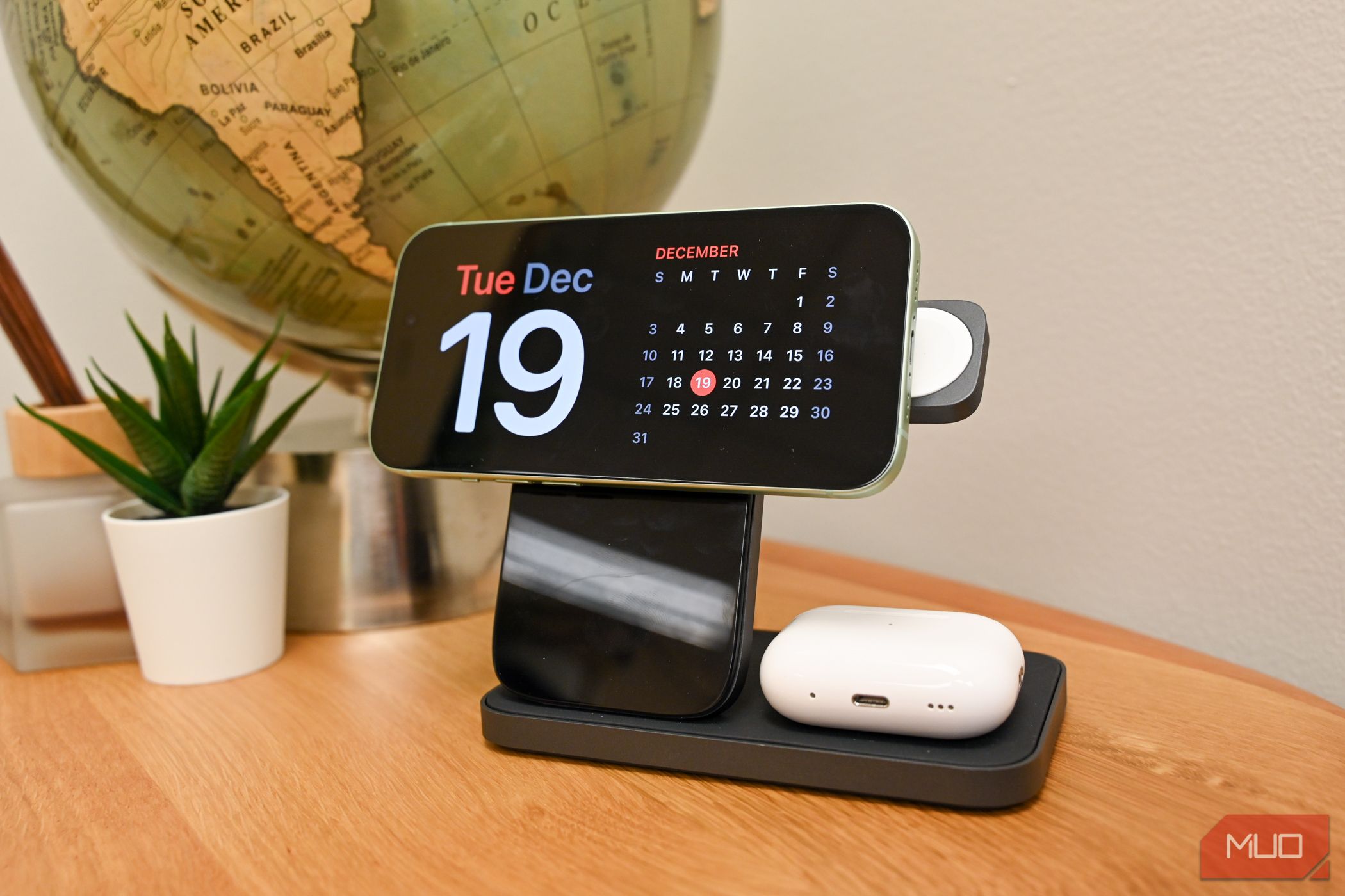 /pt/images/the-nomad-stand-one-max-with-an-iphone-in-standby-mode-3jpg_53407314437_o-1.jpg