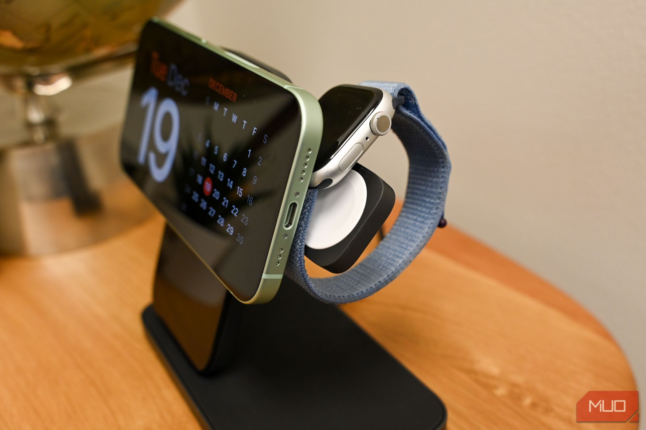 /pt/images/the-nomad-stand-one-max-with-an-iphone-in-standby-mode-pushing-the-apple-watch-out-of-placejpg_53408674820_o-1.jpg