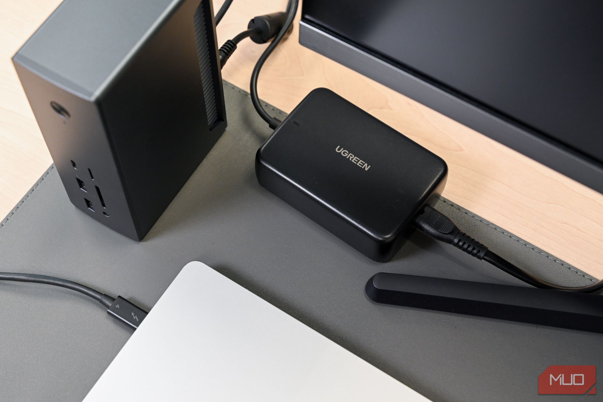/pt/images/the-ugreen-revodok-max-213-thunderbolt-4-docking-station-set-up-at-a-desk-6jpg_53438468686_o.jpg