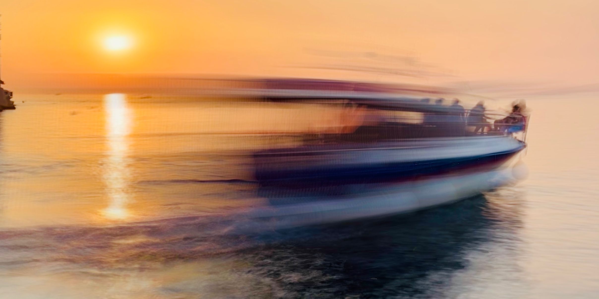 /pt/images/tourist-boat-leaving-port-long-exposure-photograph.jpg