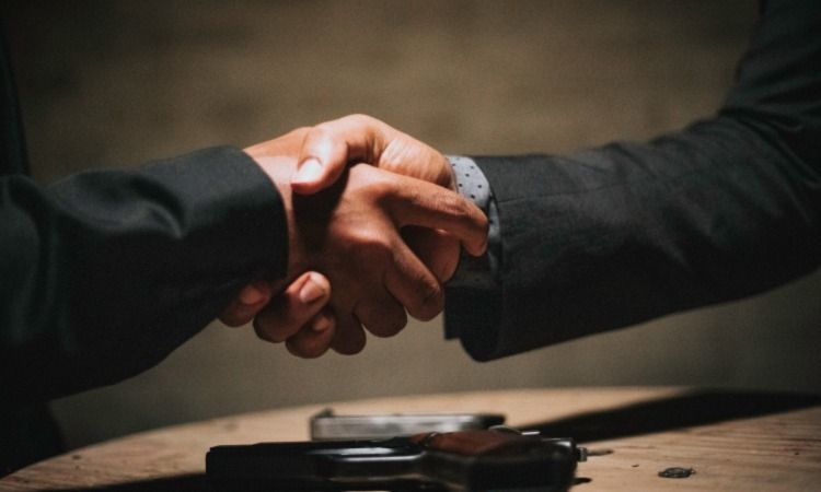 /pt/images/two-men-shaking-hands.jpg
