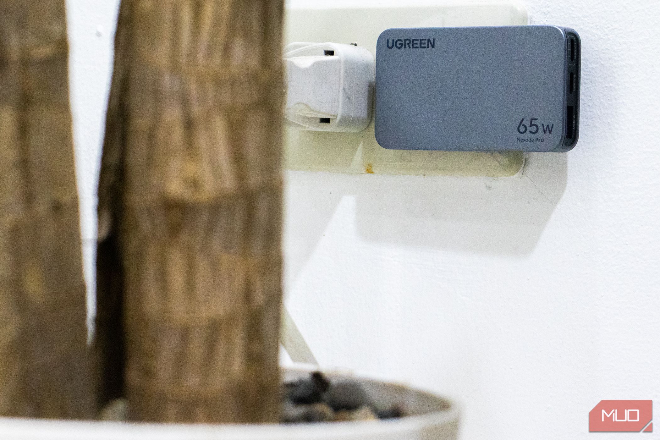 /pt/images/ugreen-nexode-pro-65w-slim-charger-plugged-into-a-wall-outlet.jpg