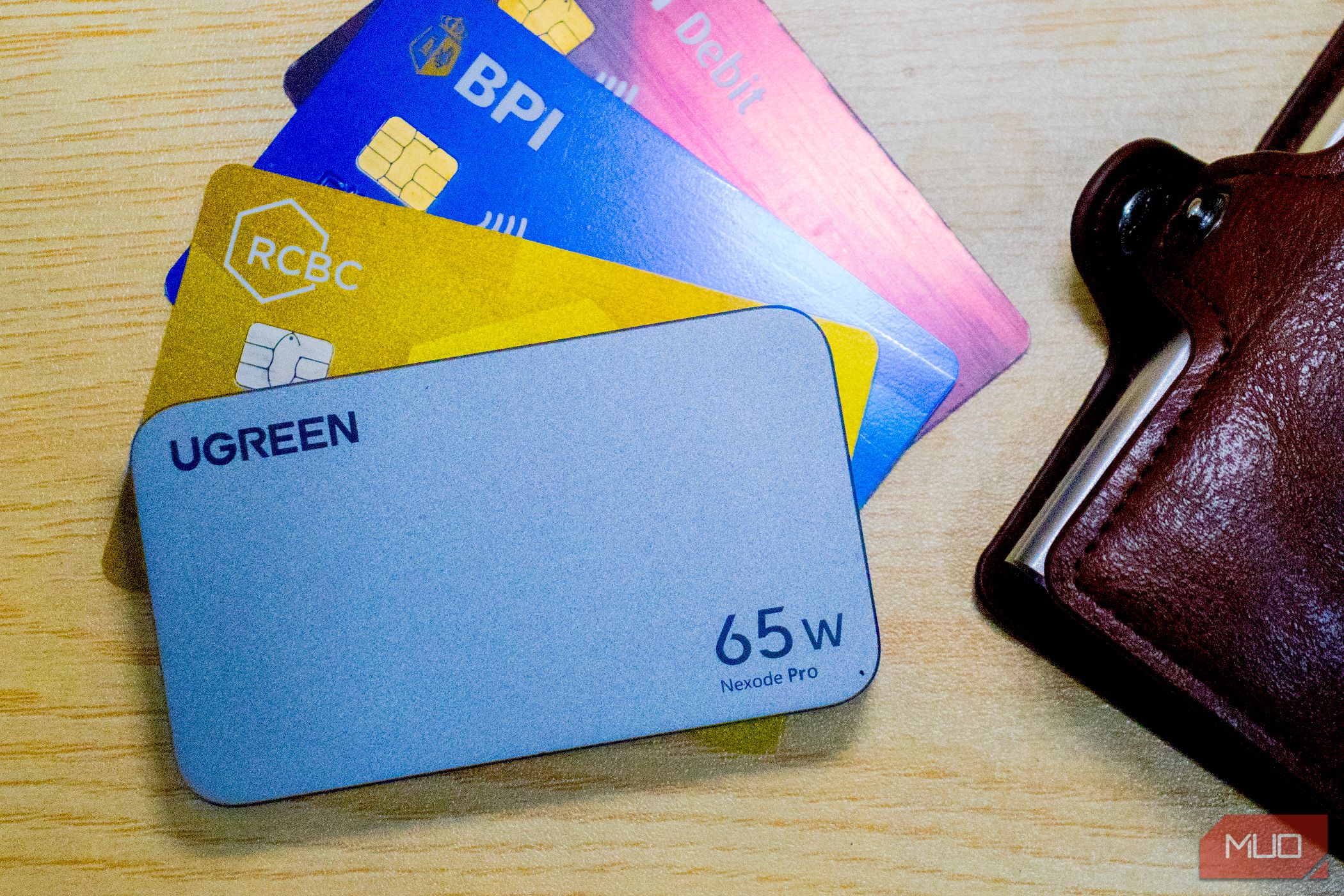 /pt/images/ugreen-nexode-pro-65w-slim-charger-with-bank-cards.jpg