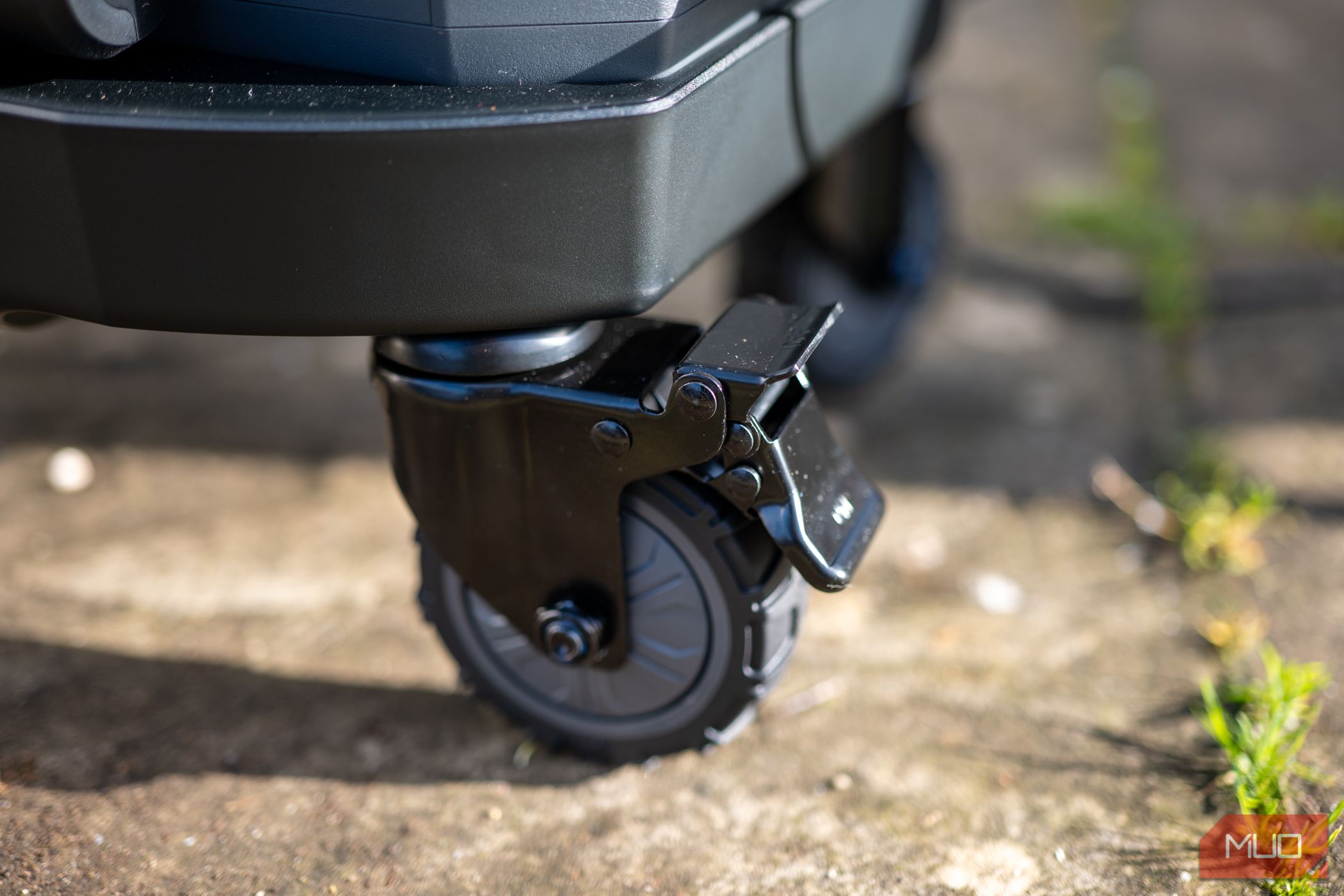 /pt/images/ugreen-powerroam-gs2200-big-wheels-and-lock-close-up.jpg