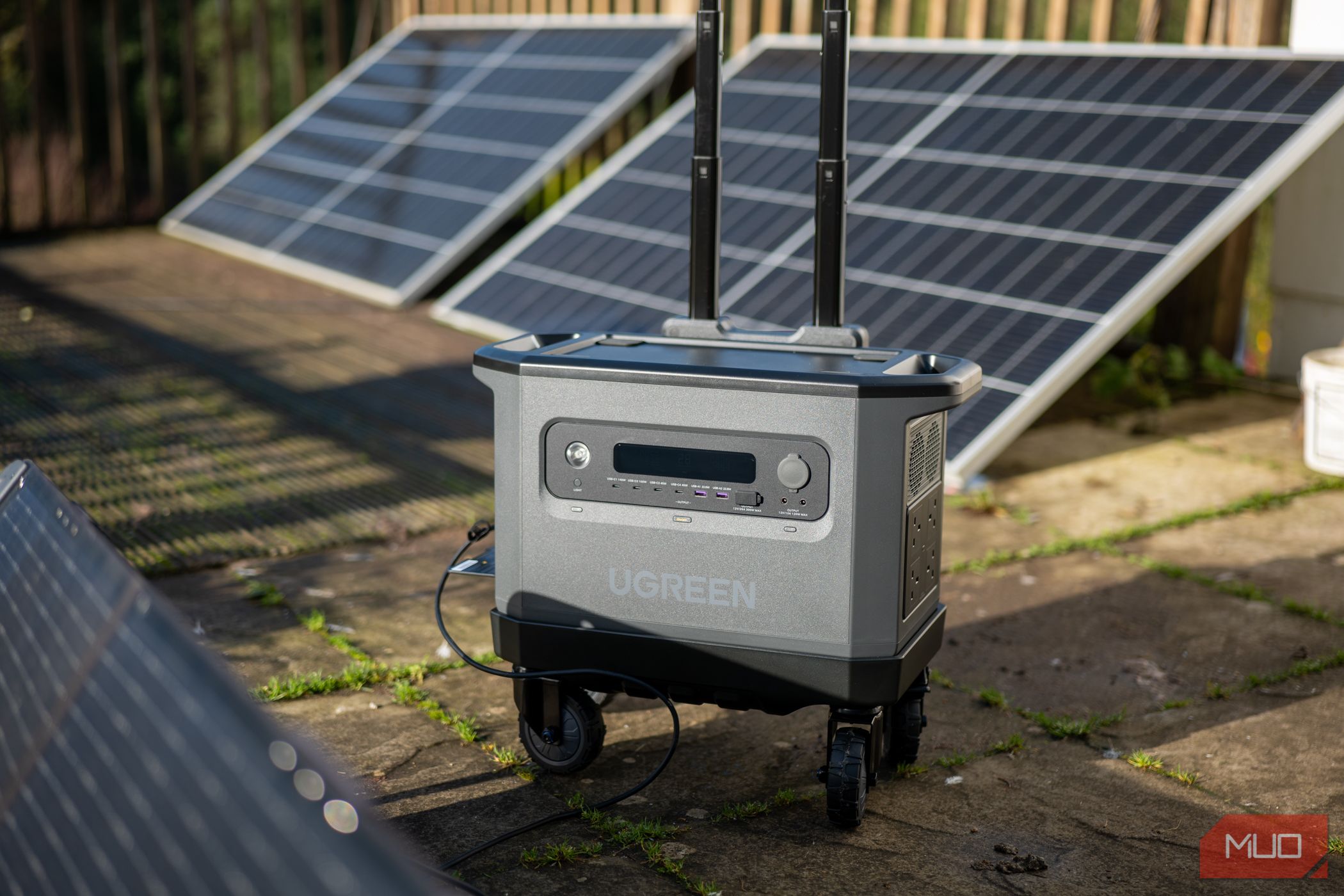 /pt/images/ugreen-powerroam-gs2200-featured-outside-with-solar-panels.jpg