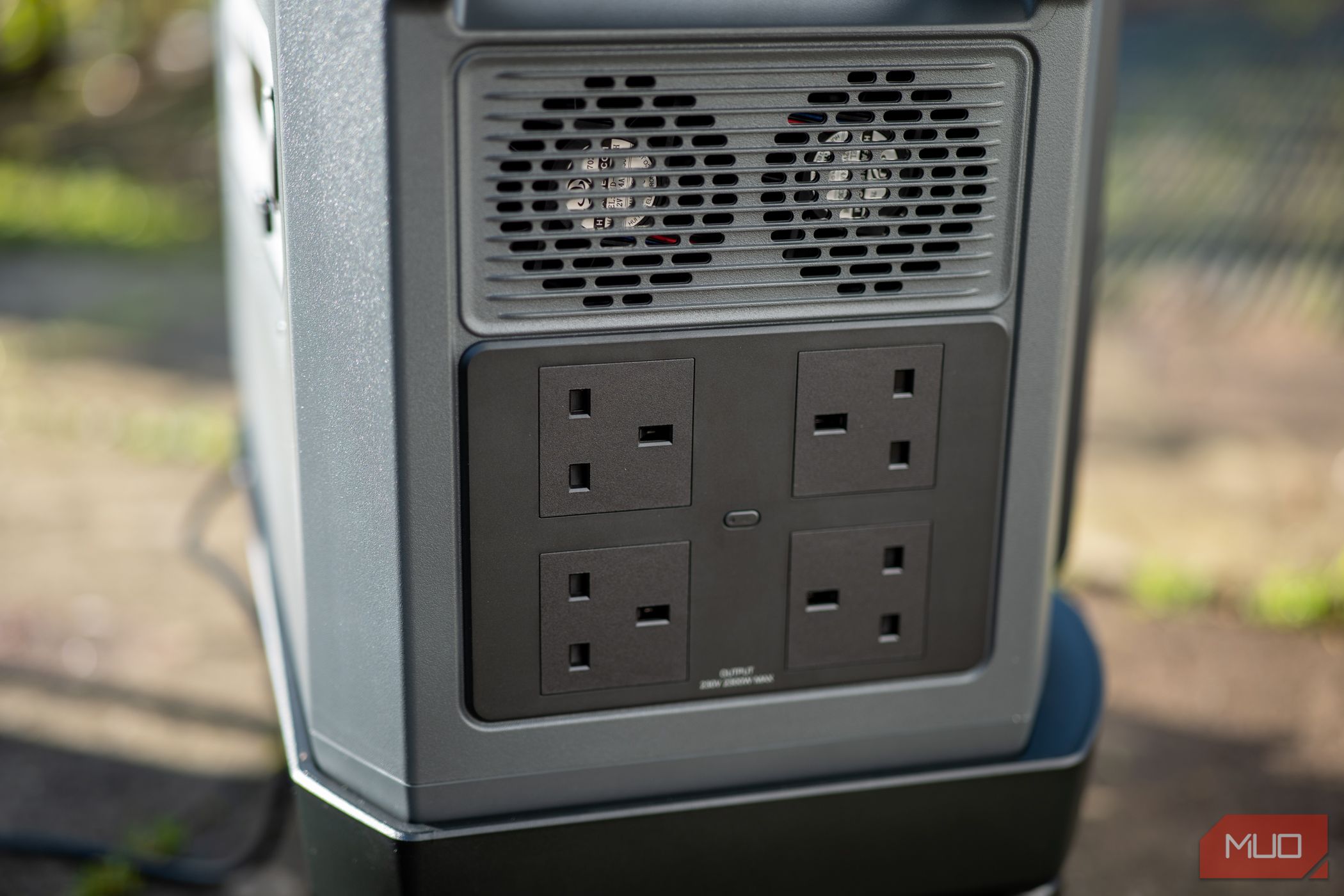 /pt/images/ugreen-powerroam-gs2200-uk-ac-output-ports.jpg