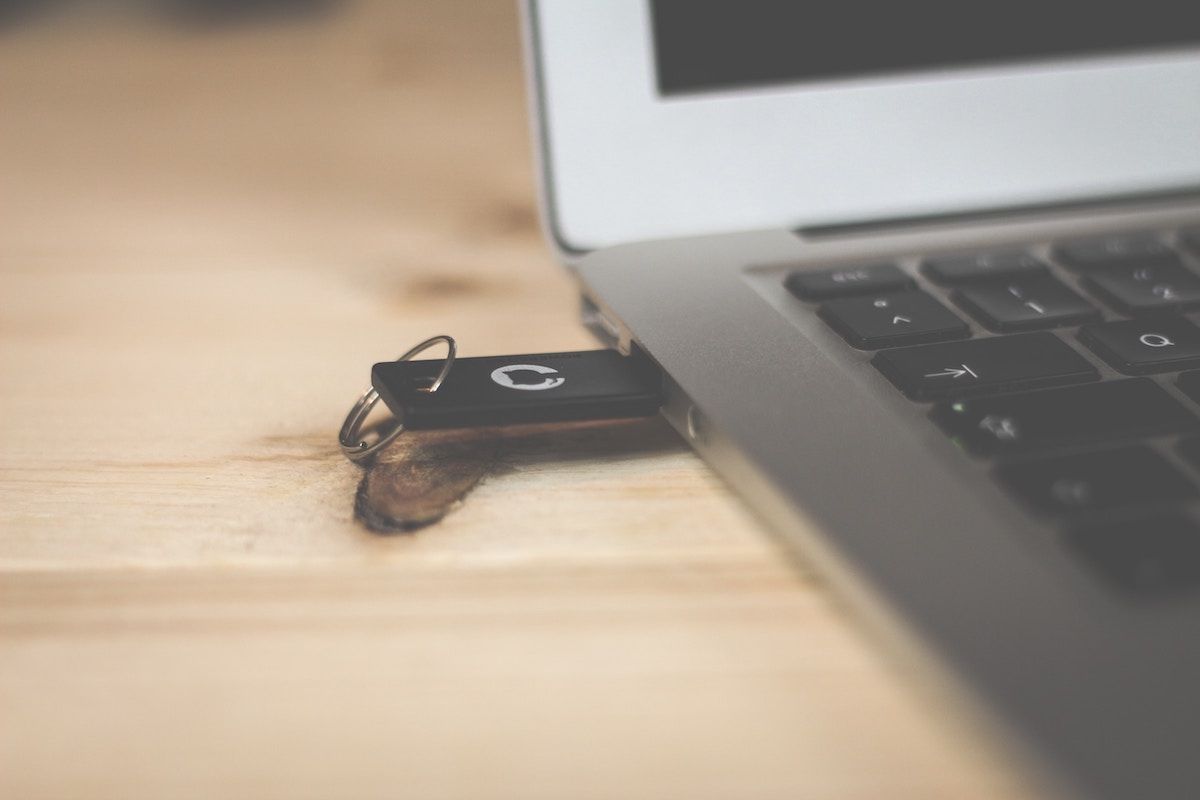 /pt/images/usb-stick-plugged-into-a-port.jpg