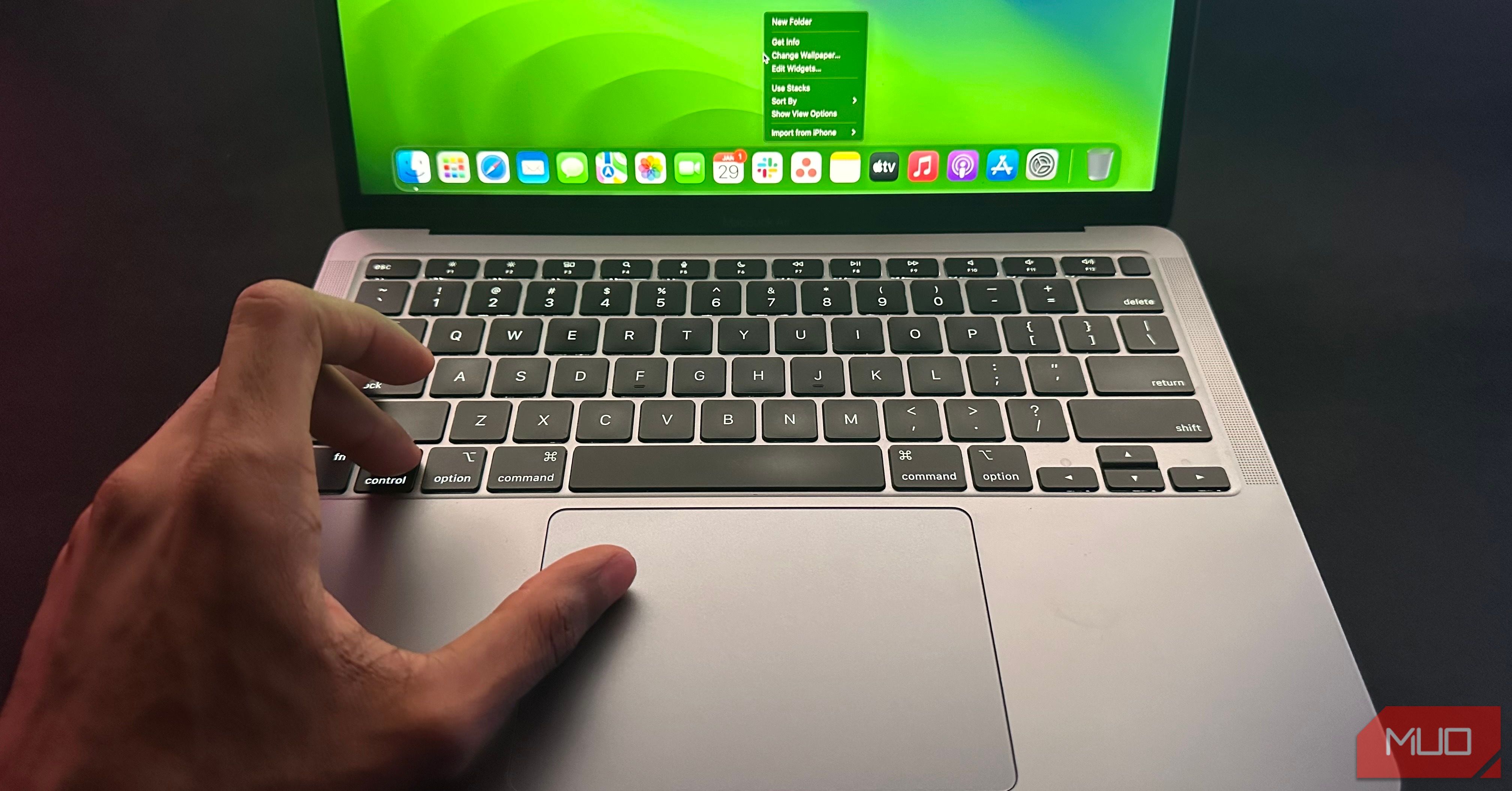 /pt/images/user-right-clicking-on-a-macbook-by-pressing-the-control-key.jpg