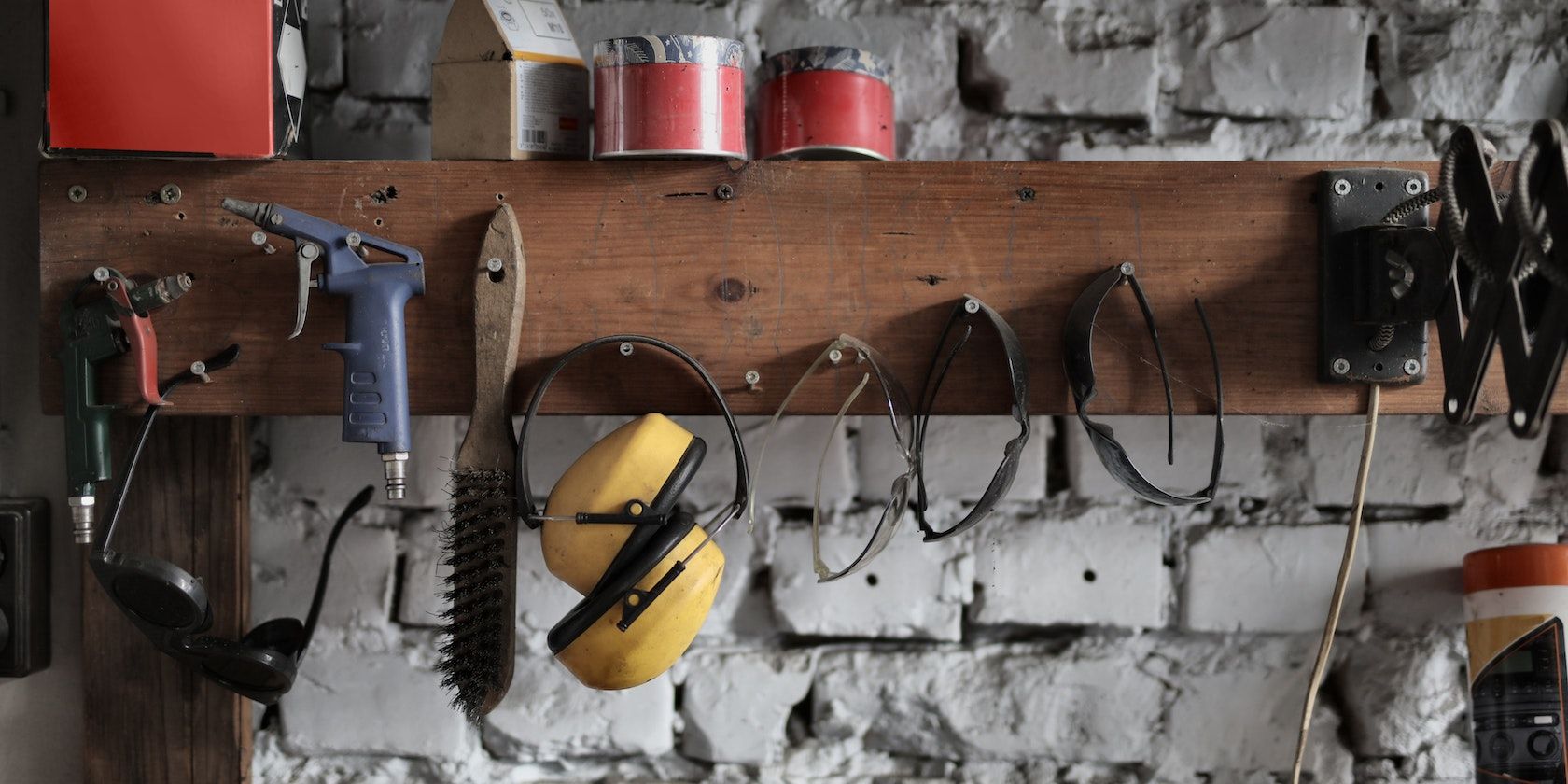 /pt/images/various-tools-hanging-on-wooden-board-in-garage.jpg