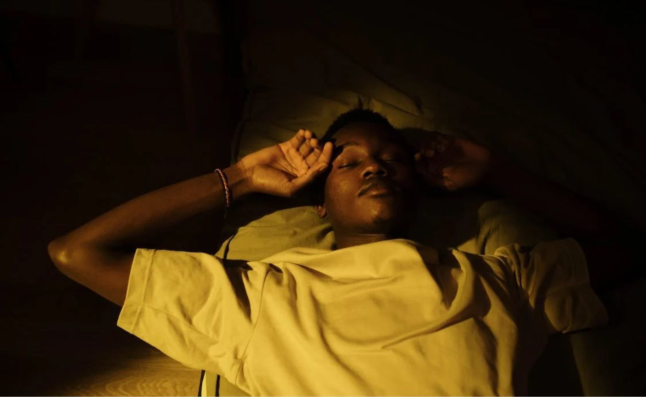 /pt/images/warm-light-shining-on-man-sleeping-in-bed.jpg