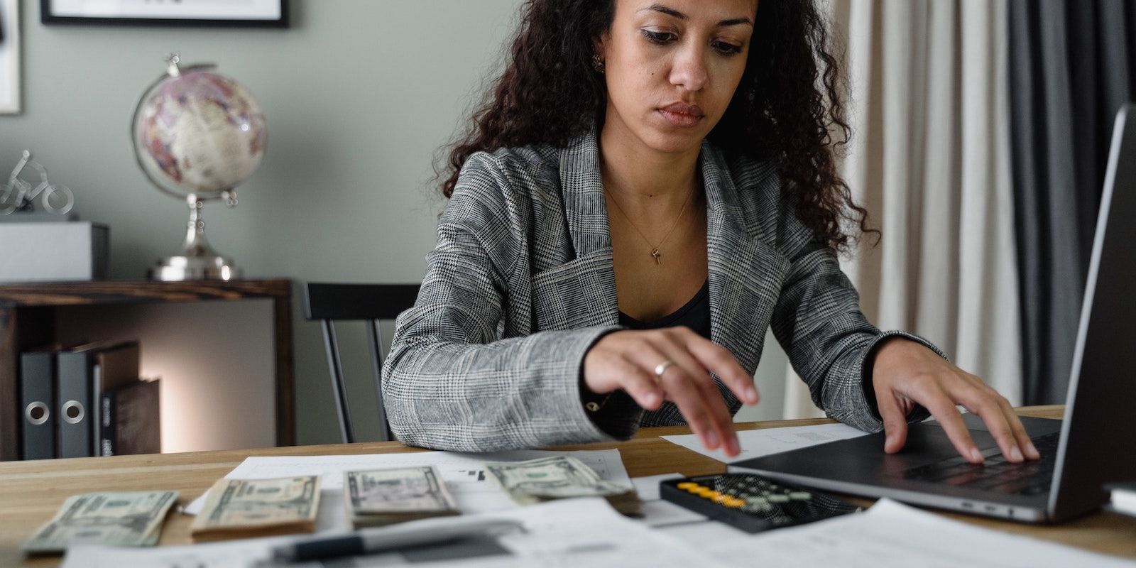 /pt/images/woman-calculating-finances.jpg