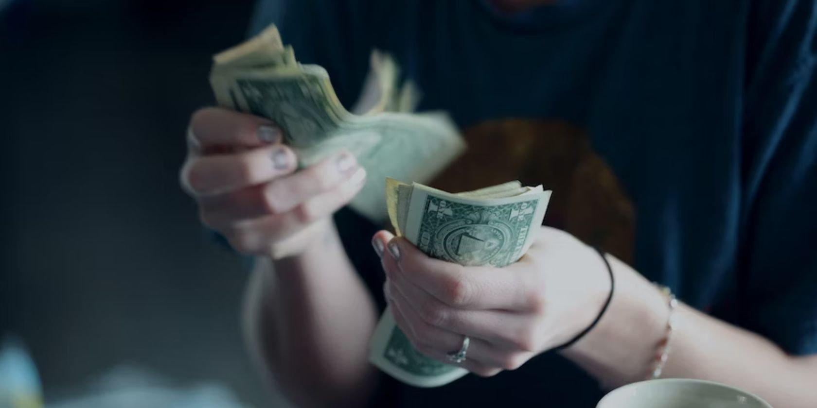 /pt/images/woman-counting-money.jpg