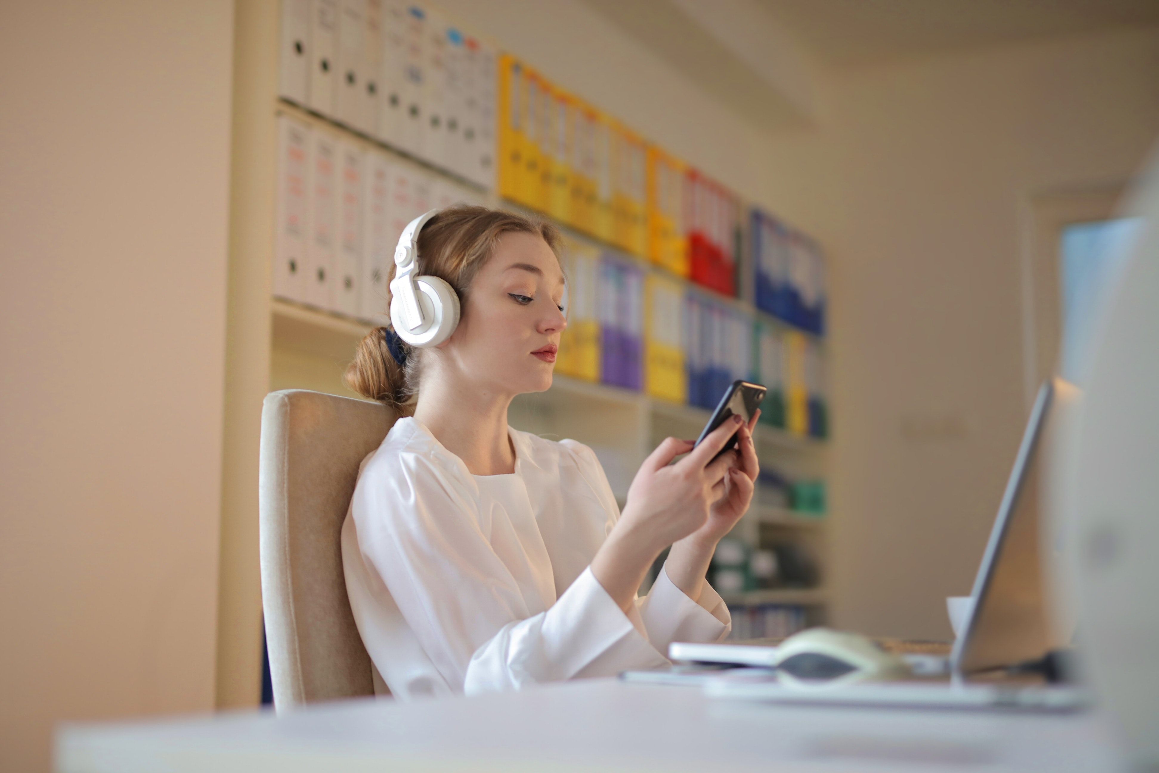 /pt/images/woman-in-whote-headphones-using-a-smartphone.jpg
