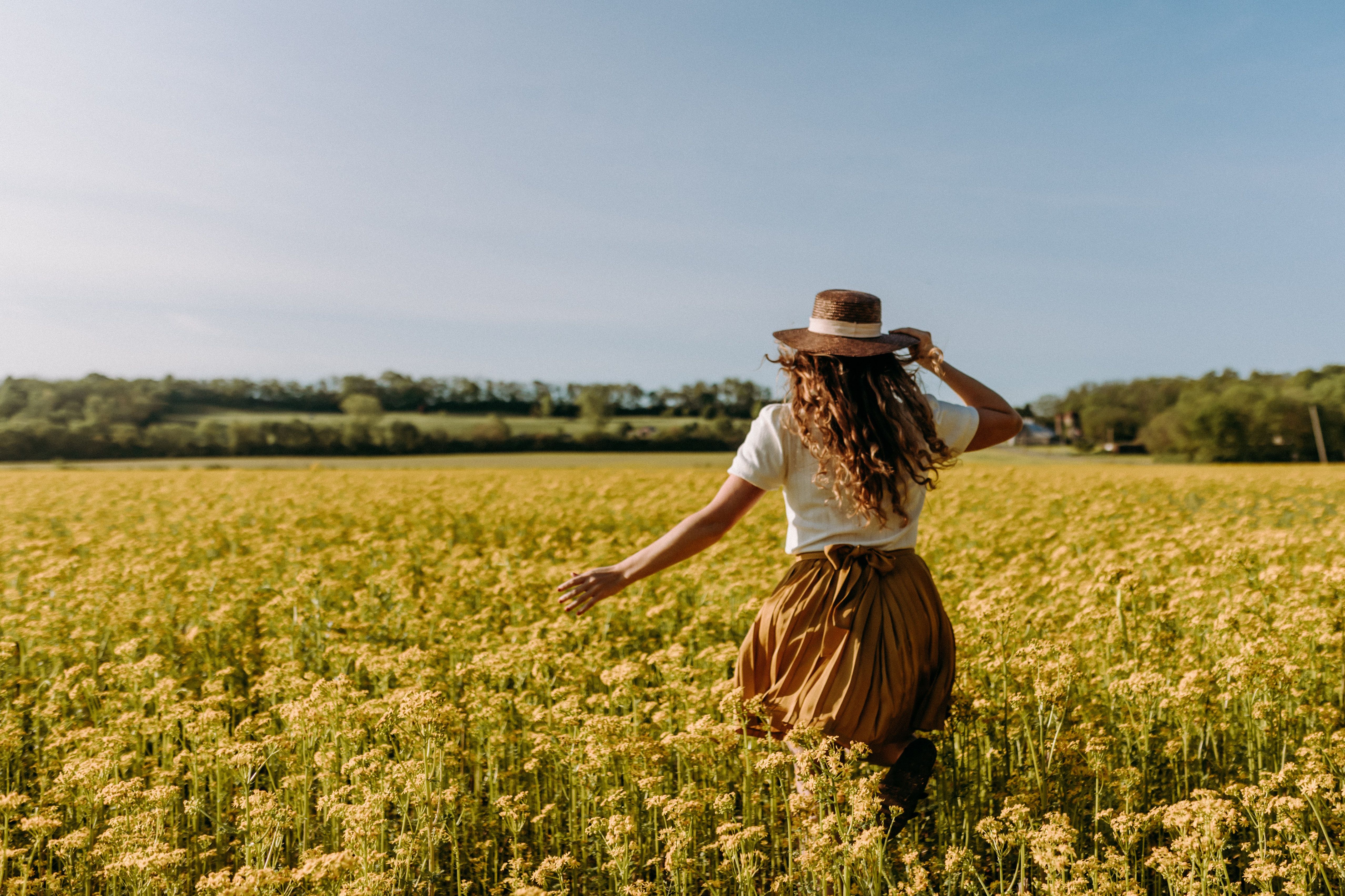 /pt/images/woman-running-through-field.jpg
