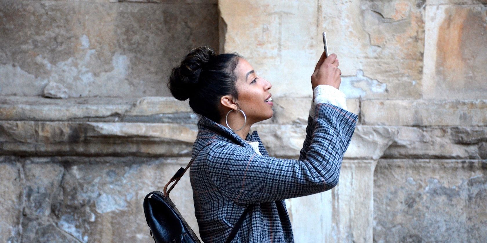 /pt/images/woman-standing-taking-photo-on-phone.jpg