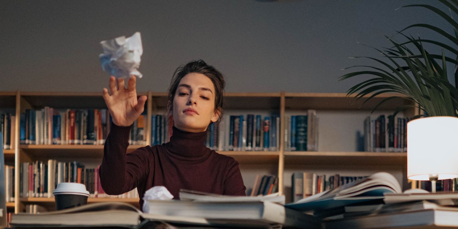 /pt/images/woman-throwing-away-paper.jpg