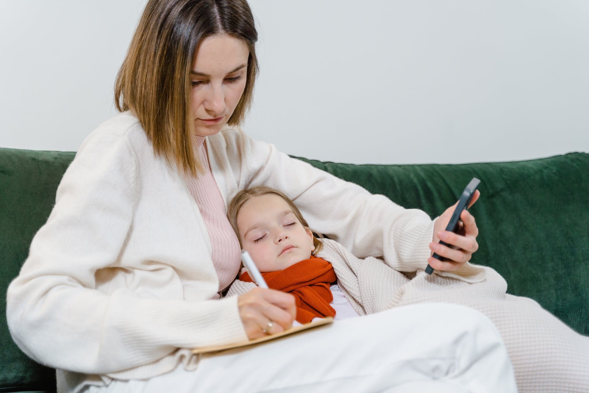 /pt/images/woman-unwell-child-smartphone.jpg