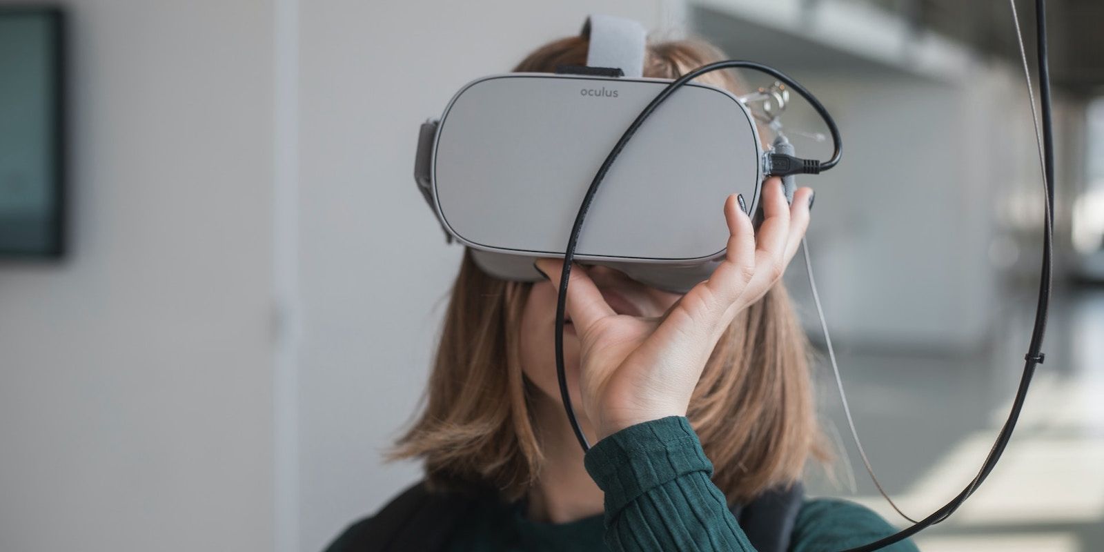 /pt/images/woman-using-charging-oculus-headset.jpg
