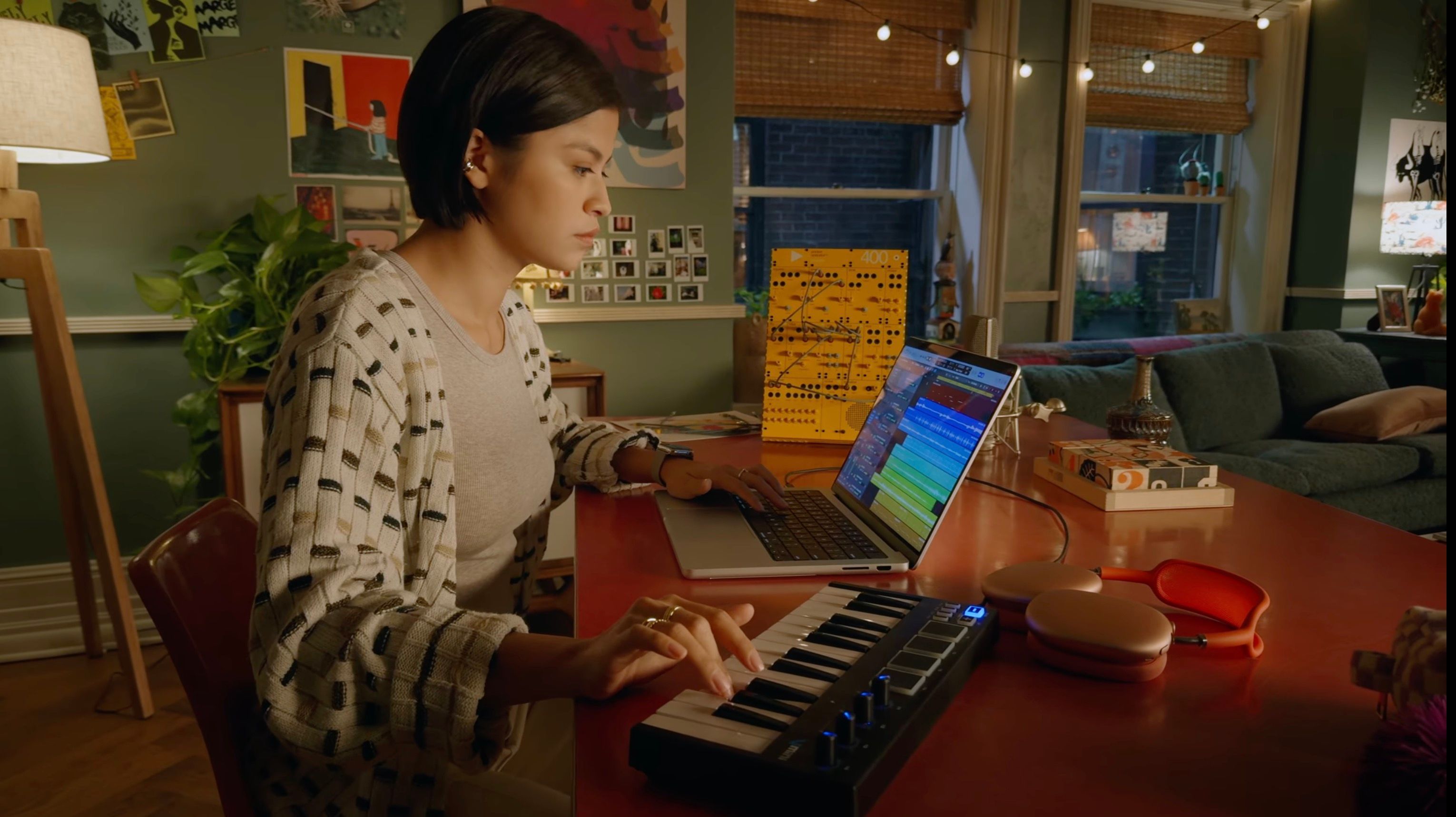 /pt/images/woman-using-m3-macbook-pro.jpg