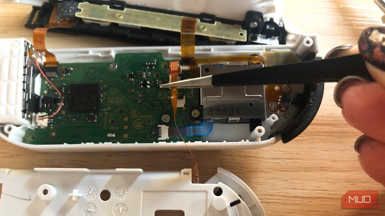 /pt/images/zl-ribbon-cable-reassembly-joy-con-1.jpg
