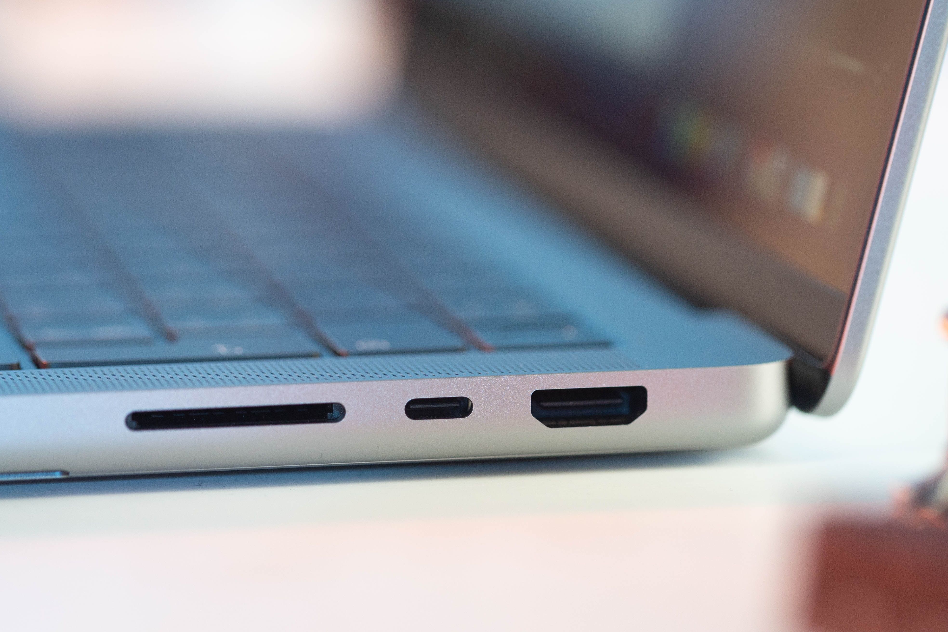 /sv/images/14-inch-macbook-pro-hdmi-port-close-up.jpg