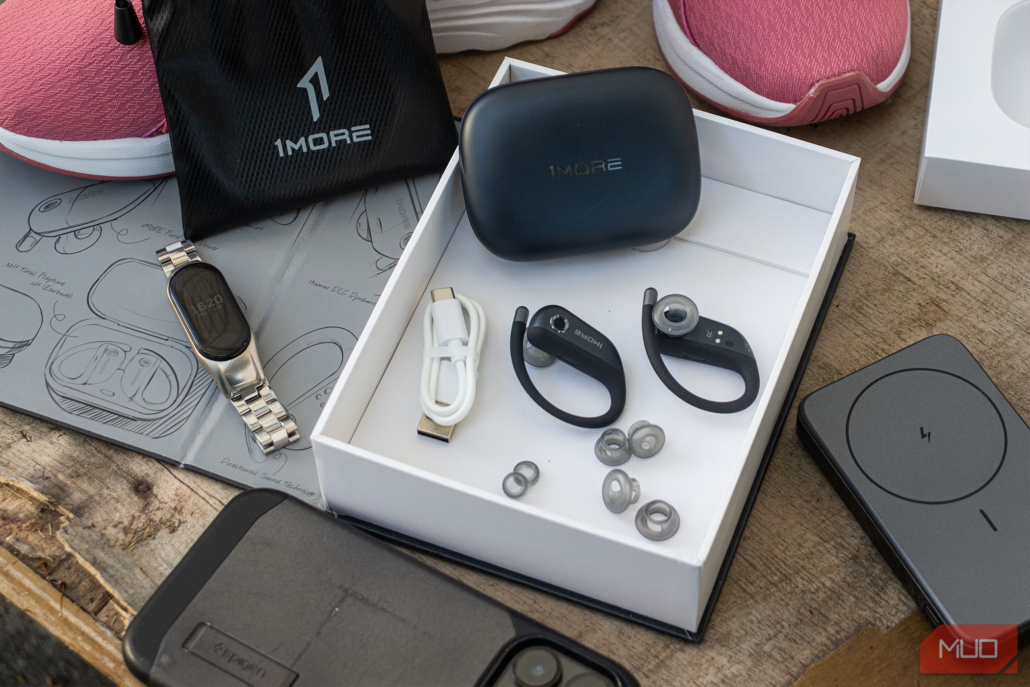/sv/images/1more-fit-s50-box-contents.jpg