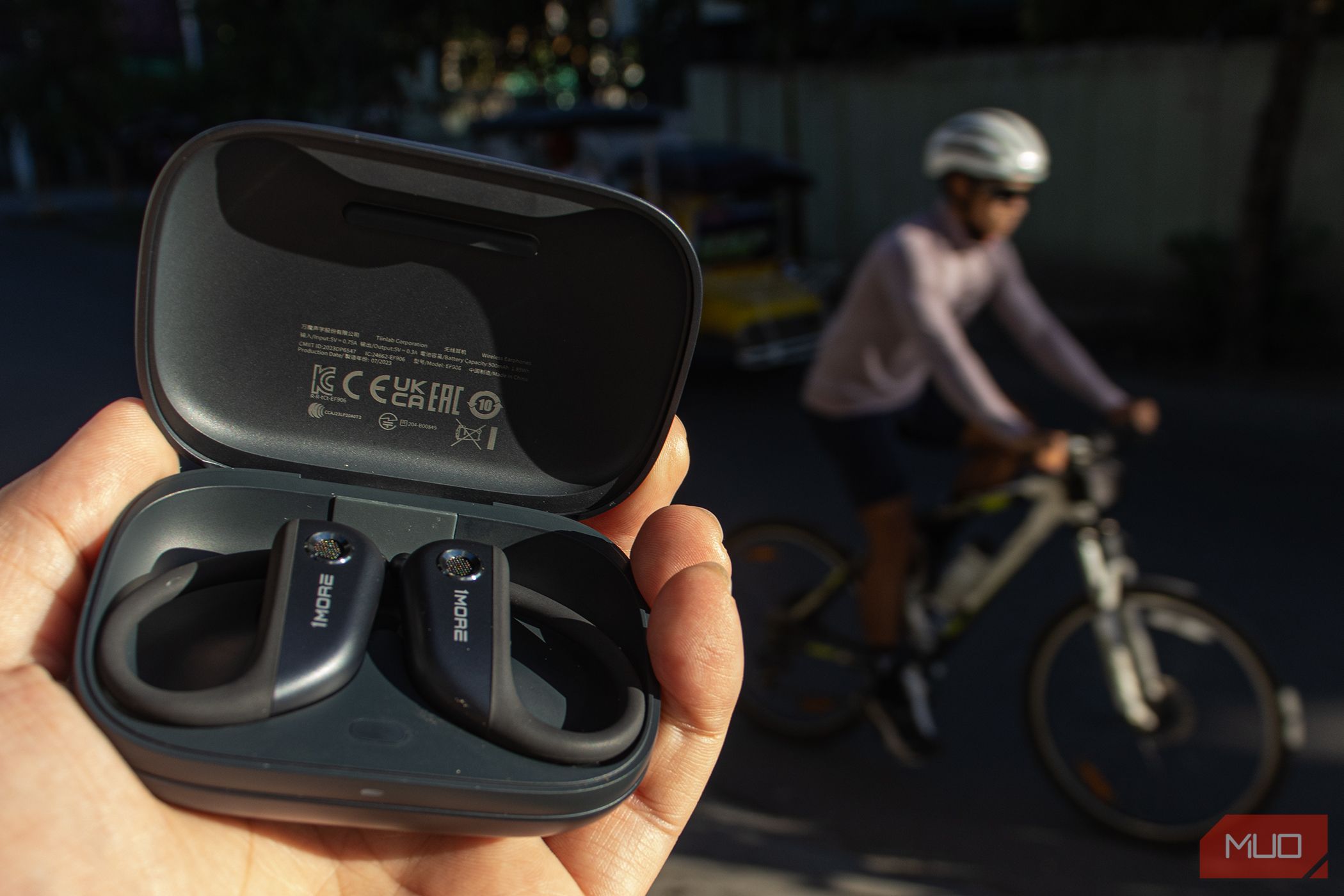 /sv/images/1more-fit-s50-earbuds-in-case.jpg