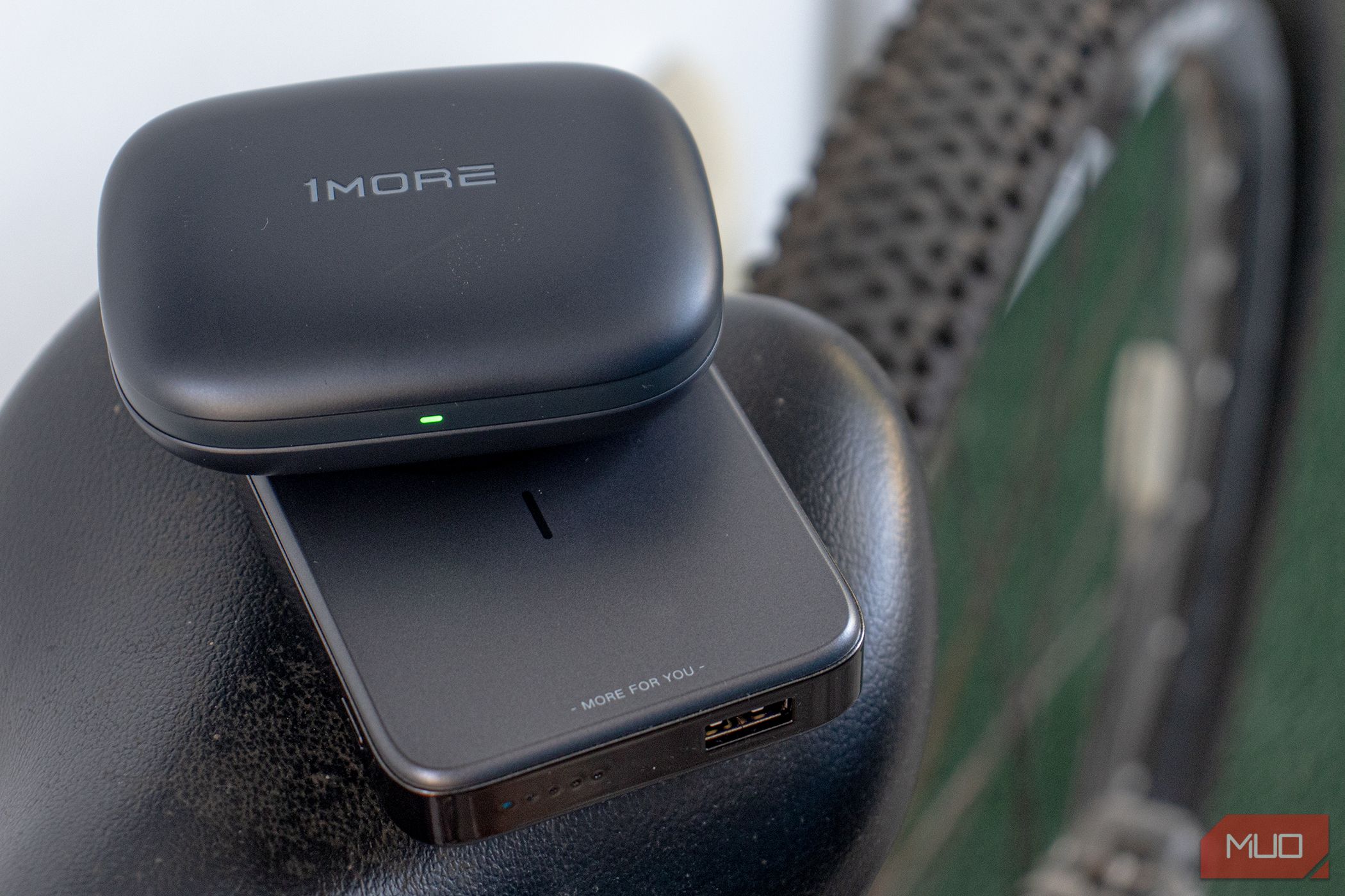 /sv/images/1more-fit-s50-wirelessly-charging-on-bike-seat.jpg