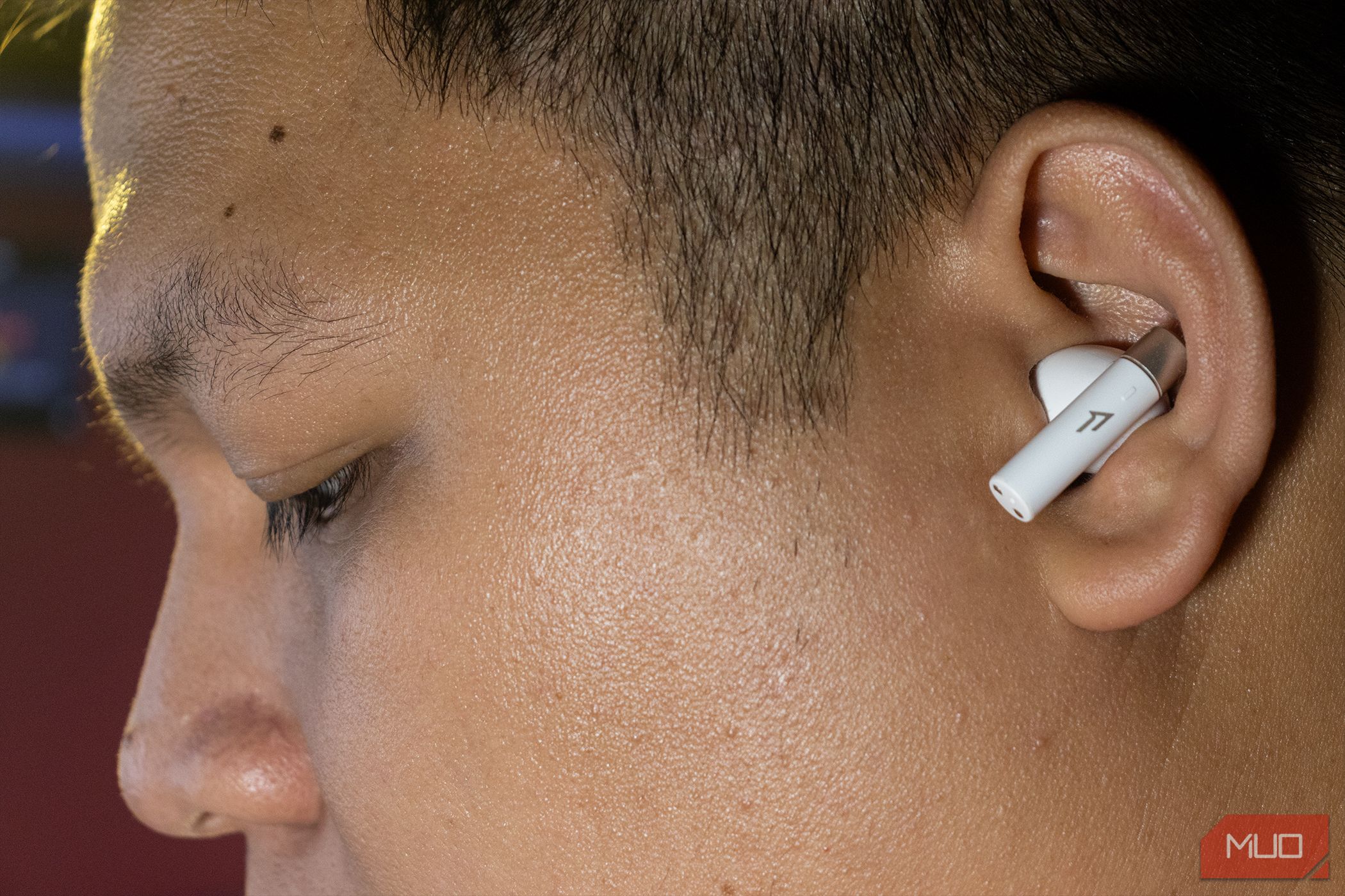/sv/images/1more-pistonbuds-pro-q30-worn-on-the-left-ear-of-the-author.jpg