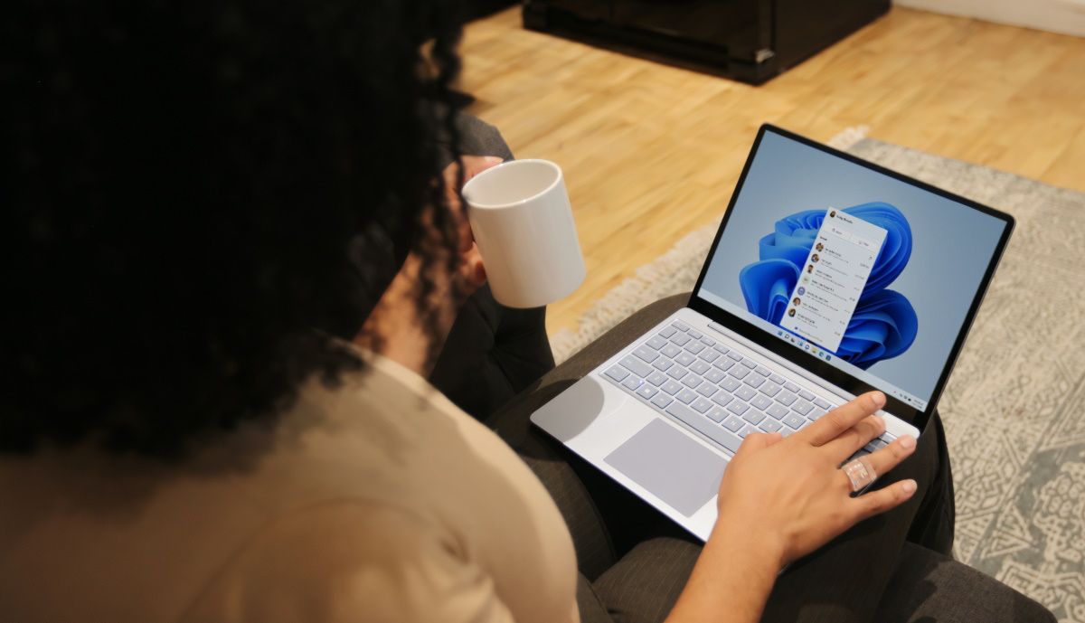/sv/images/A-lady-using-a-Windows-PC-while-holding-a-cup.jpg