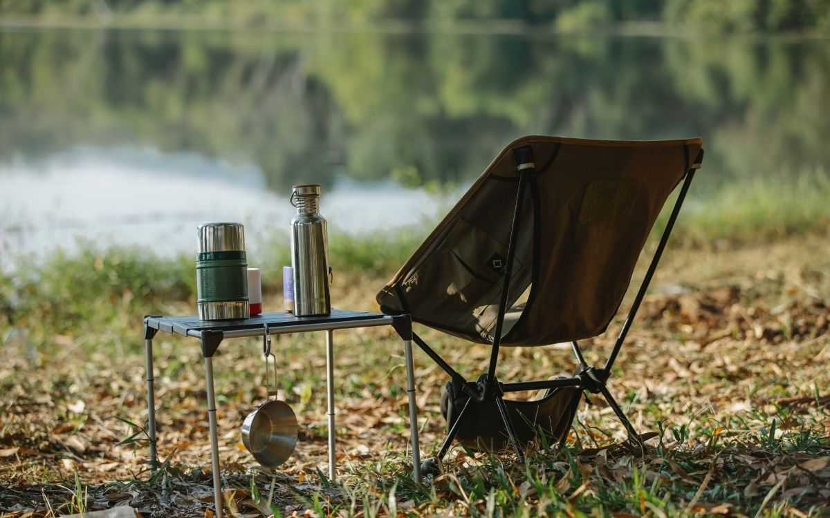 /sv/images/Camping-chair-with-a-smart-water-bottle-on-the-table-near-river-shore.jpg