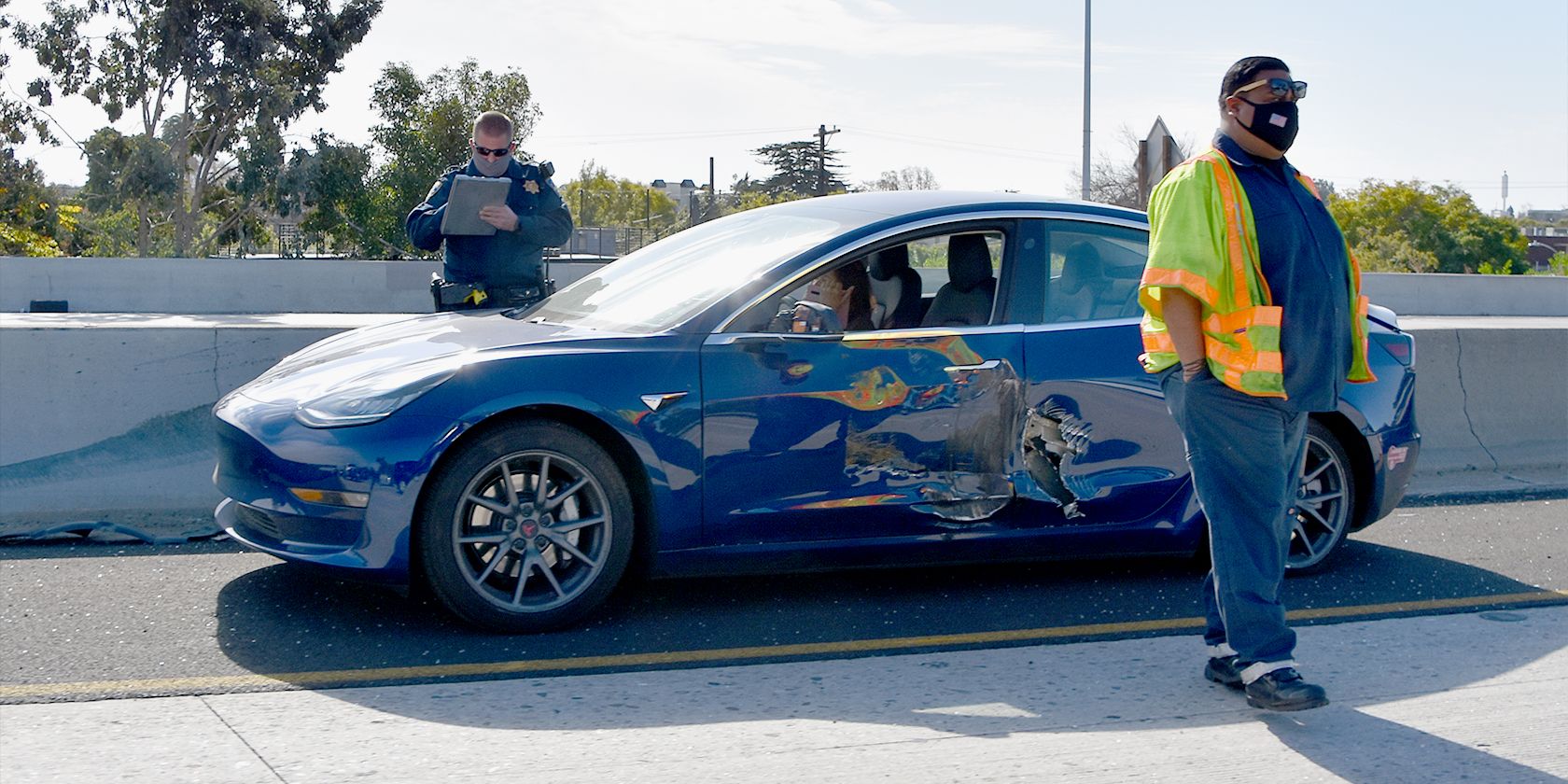 /sv/images/Crashed-Tesla-with-Police-Officer-taking-details.jpg