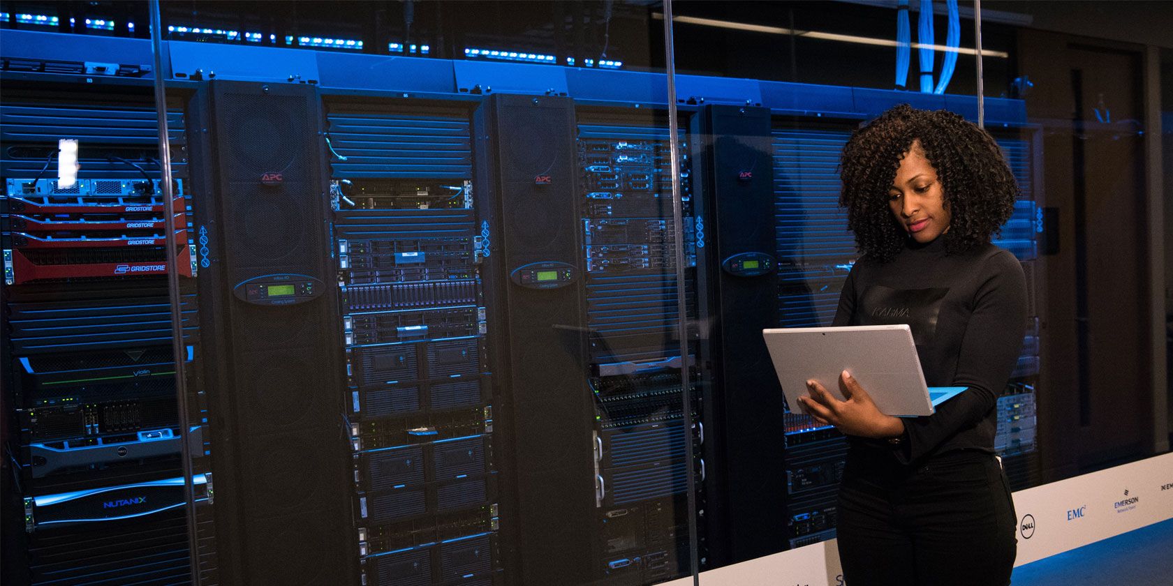 /sv/images/Engineer-with-laptop-beside-server-rack.jpg